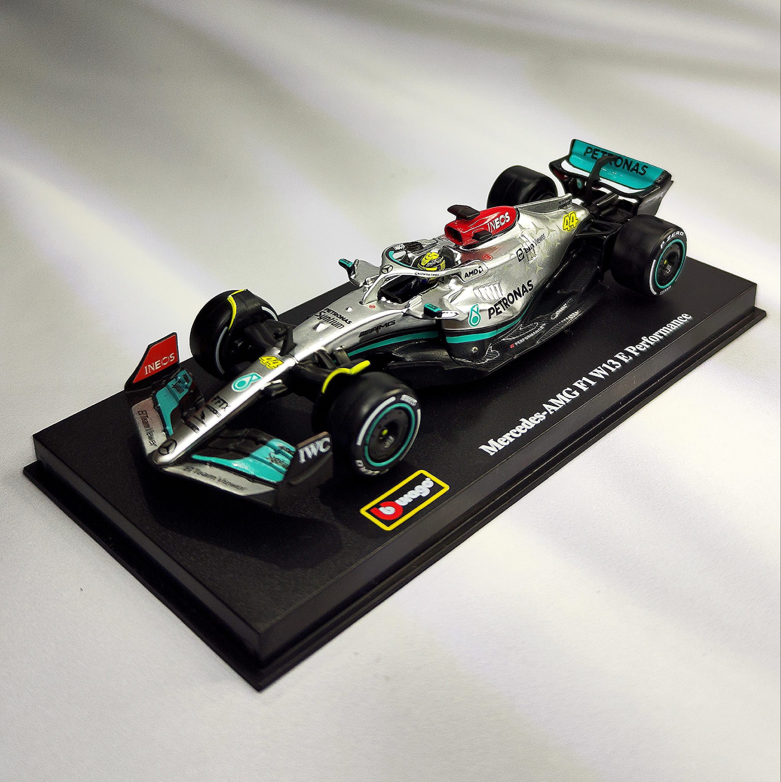 Mercedes W13 2022 #44 Lewis Hamilton Caja Acrilica Burago 1:43