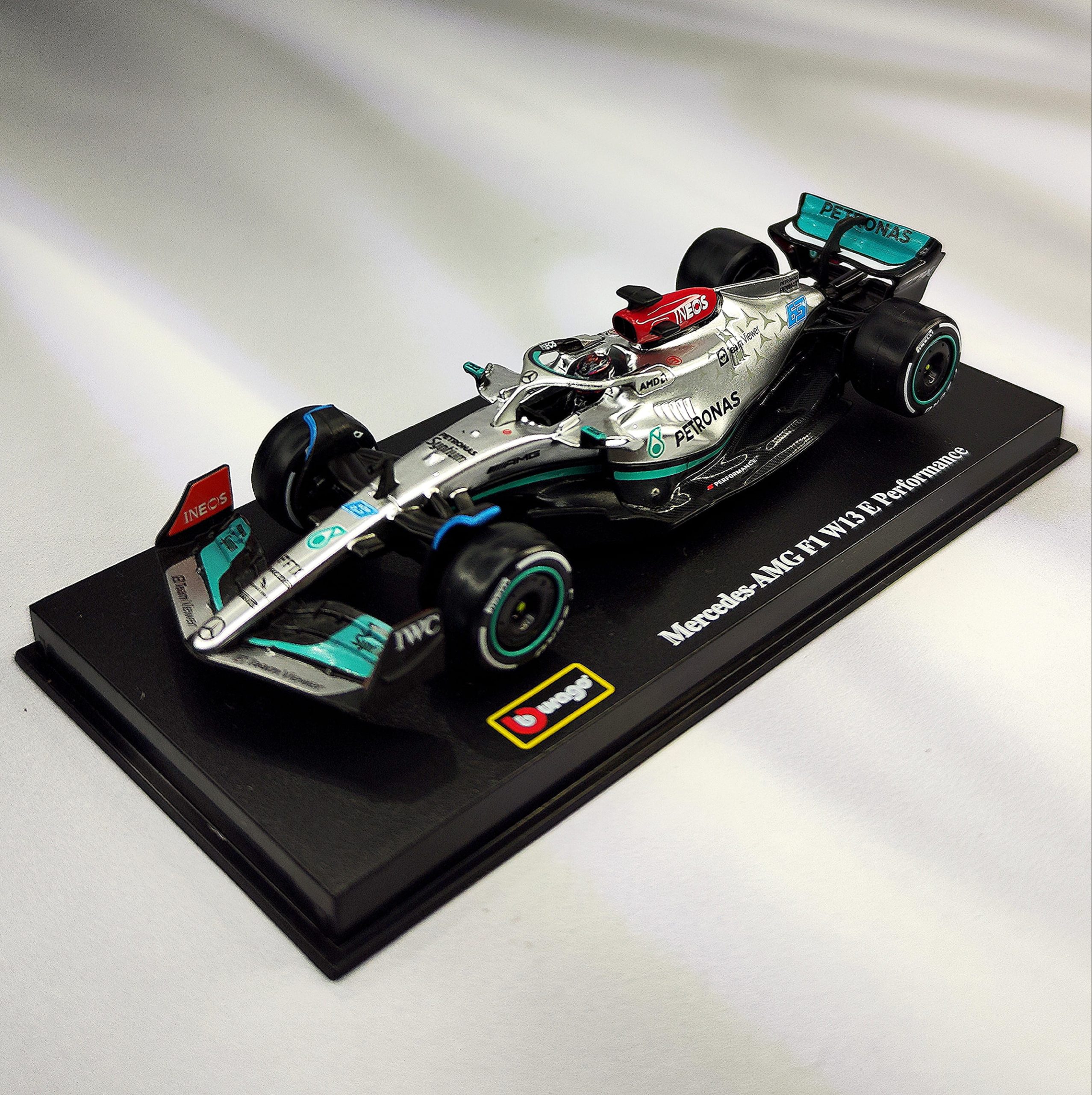 Mercedes W13 2022 #63 George Russell Caja Acrilica Burago 1:43