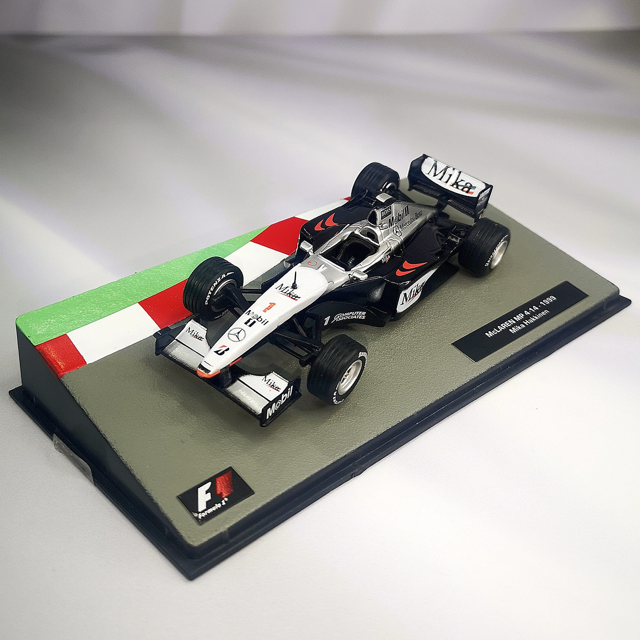 Mclaren MP4/14 1999 #1 Mika Hakkinen Caja Acrilica IXO 1:43