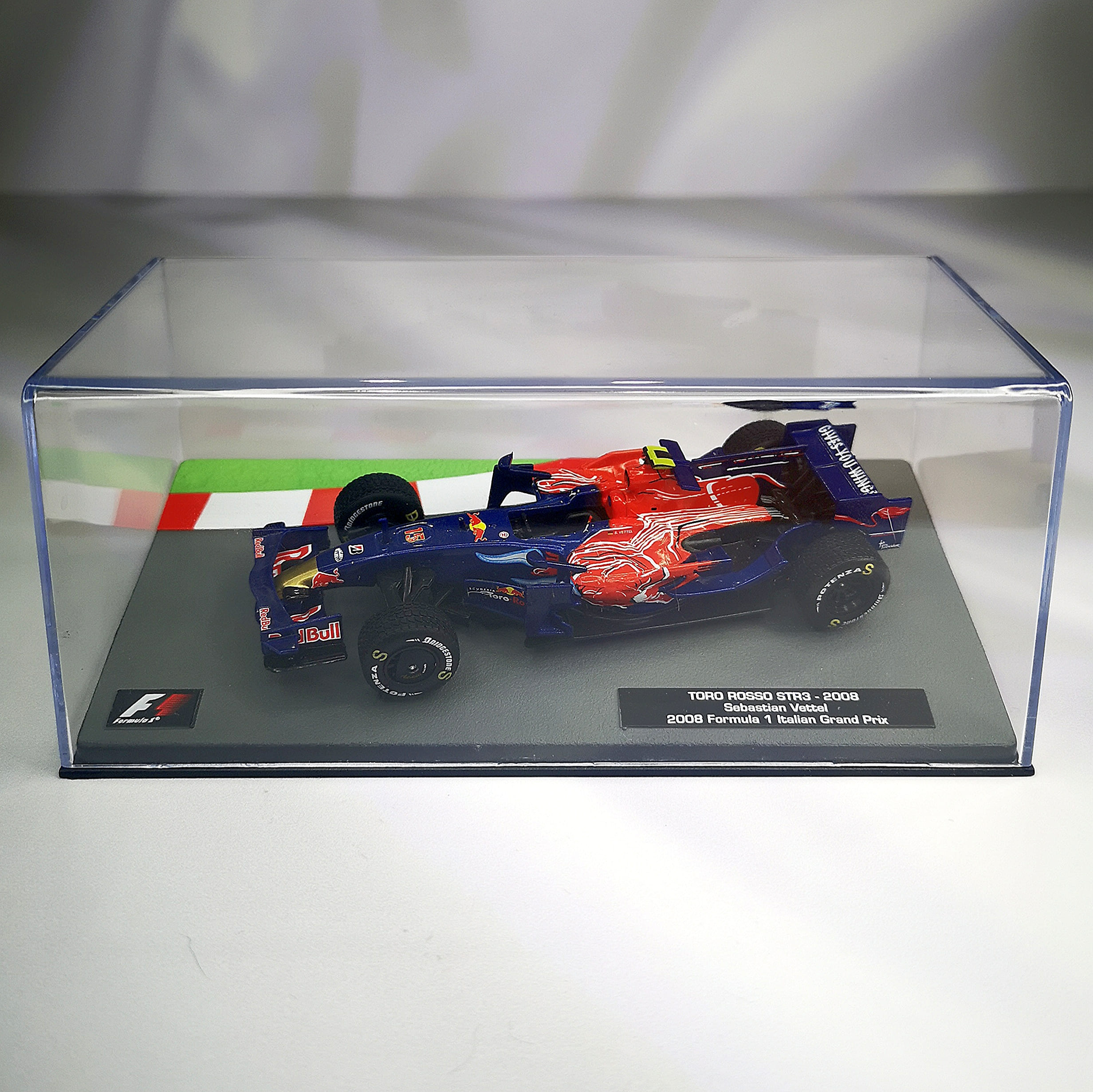 Toro Rosso STR3 2008 #15 Sebastian Vettel Caja Acrilica IXO 1:43