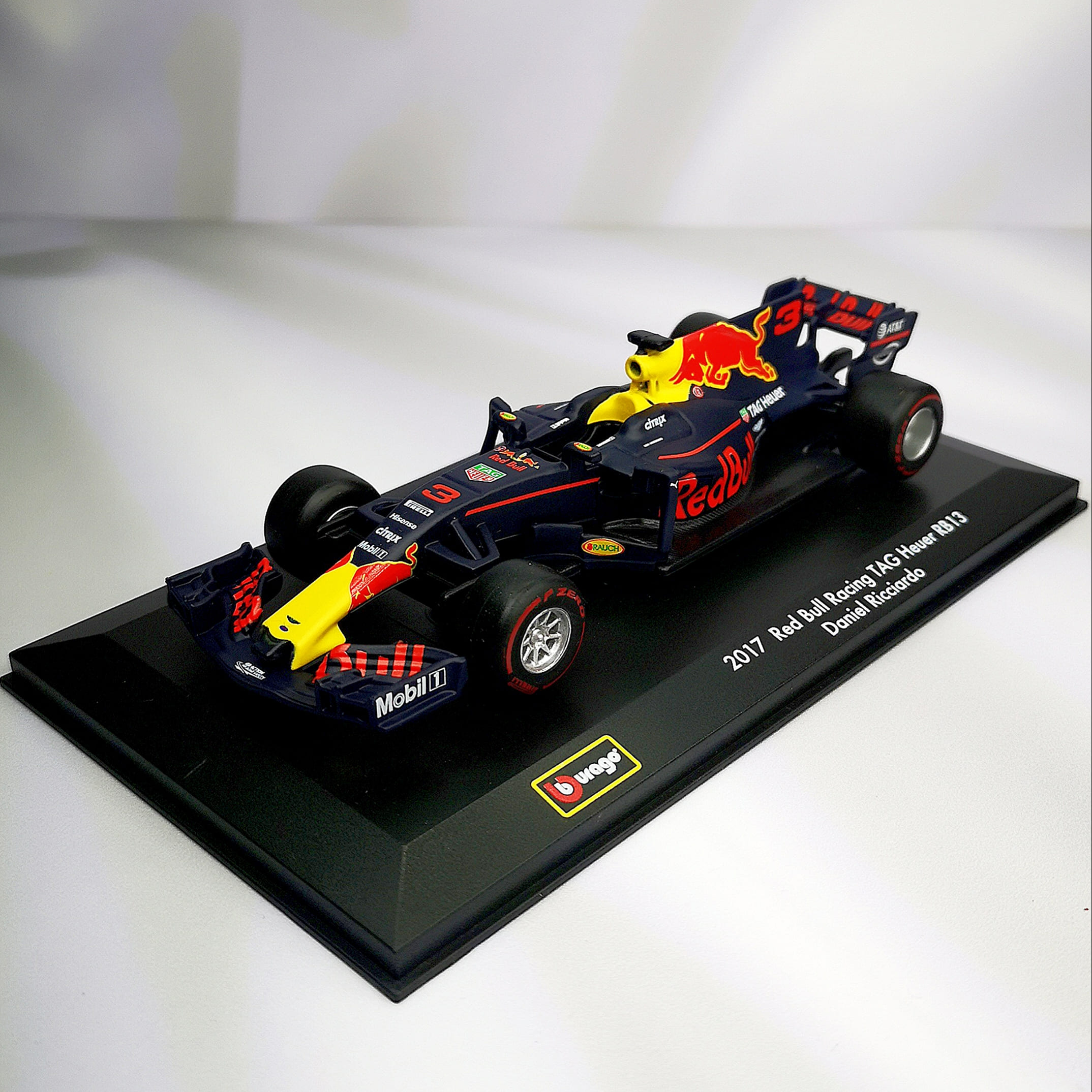 RedBull RB13 2017 #3 Daniel Ricciardo Caja Acrilica Burago 1:32