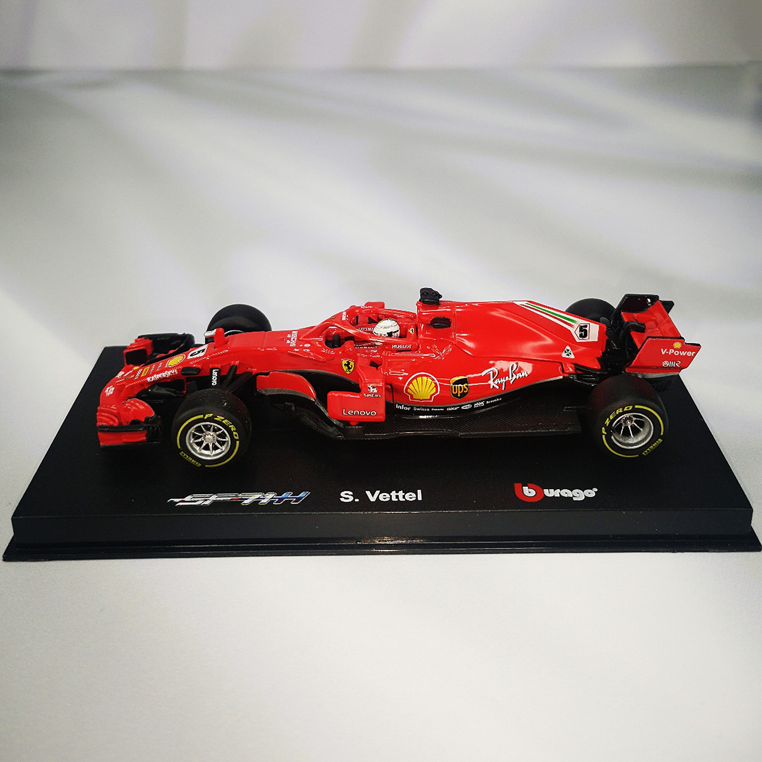 Ferrari SF71 2018 #5 Sebastian Vettel Caja Acrilica Burago 1:43