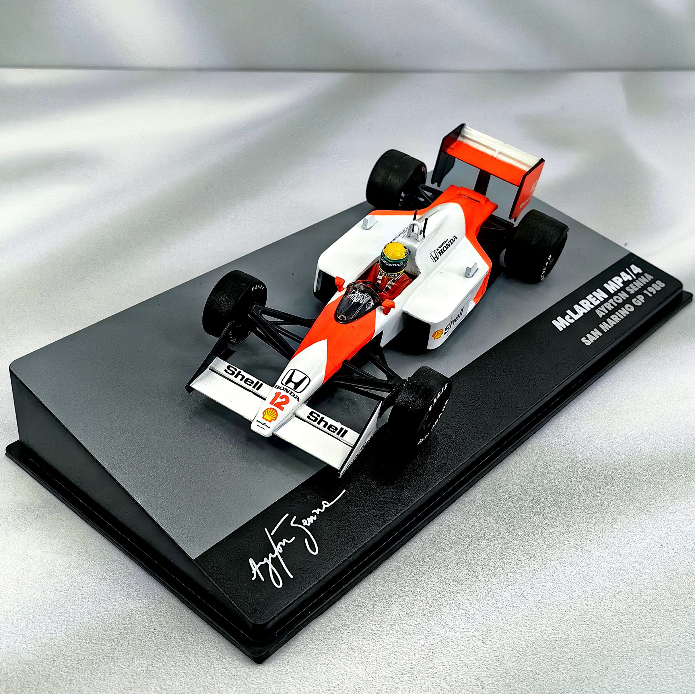 Mclaren MP4/4 1988 #1 Ayrton Senna Caja Acrilica IXO Special 1:43