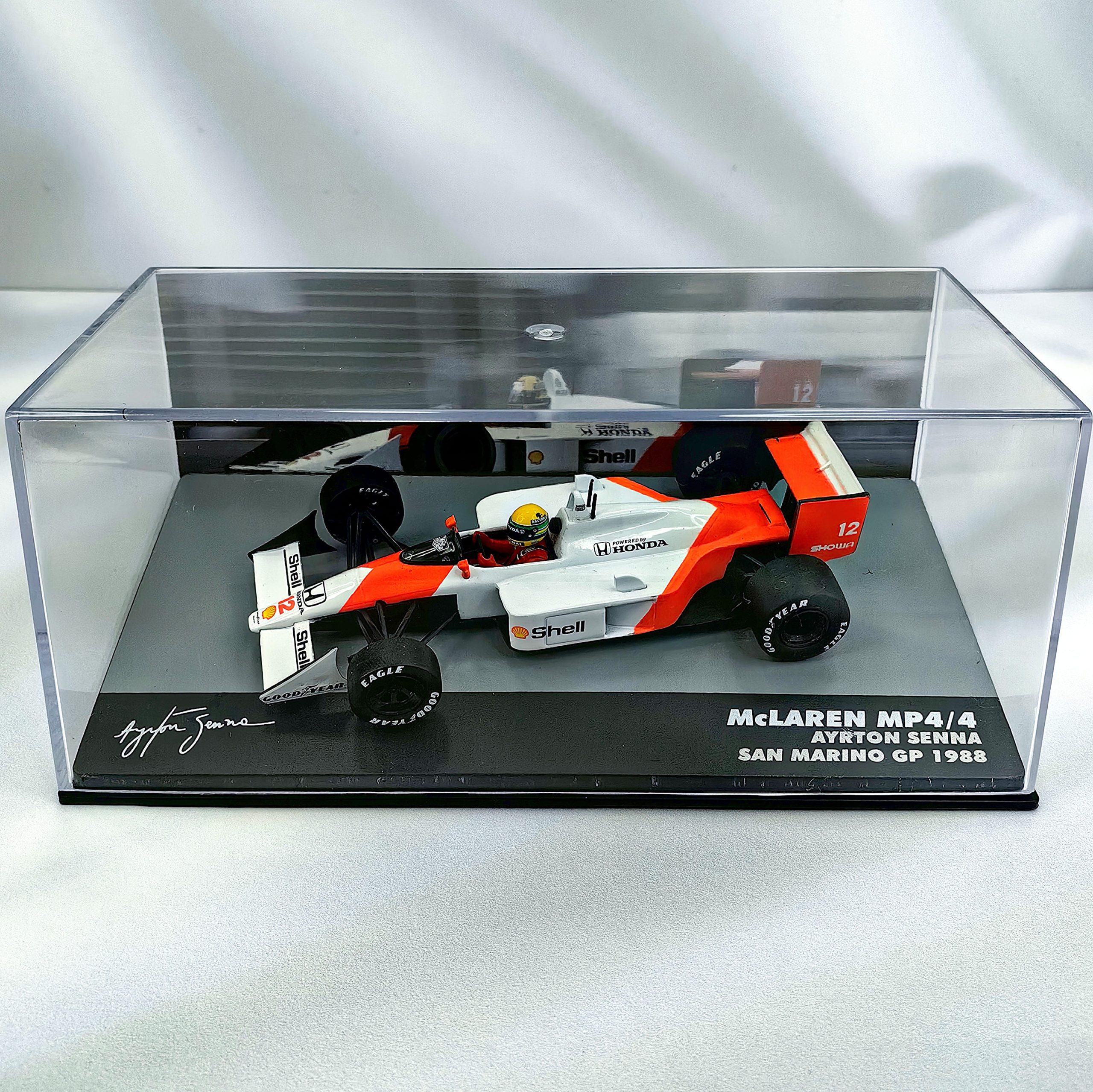 Mclaren MP4/4 1988 #1 Ayrton Senna Caja Acrilica IXO Special 1:43