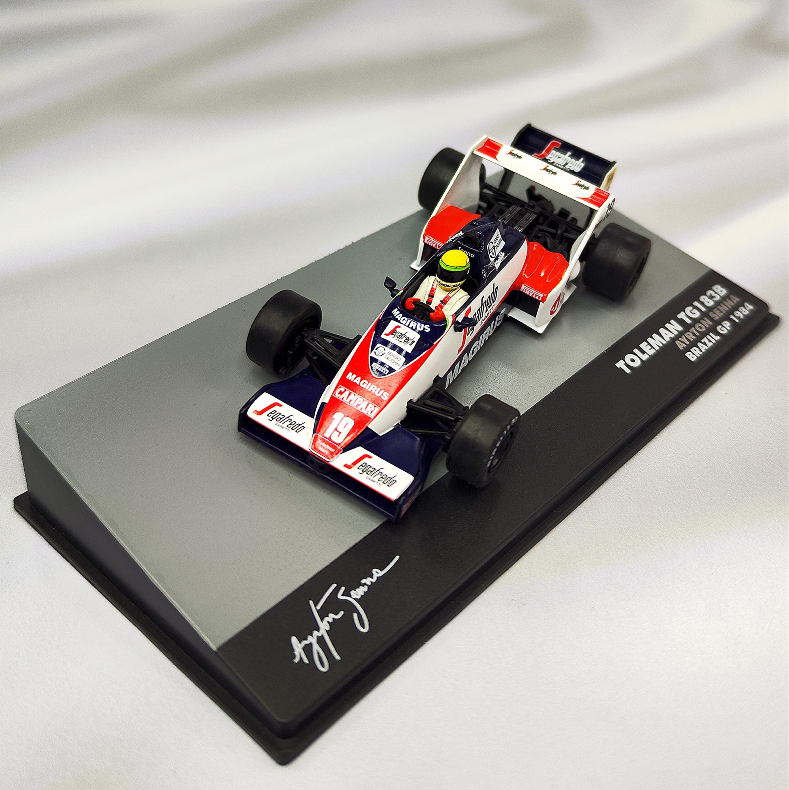 Toleman TG183B 1984 #19 Ayrton Senna Caja Acrilica IXO Special 1:43