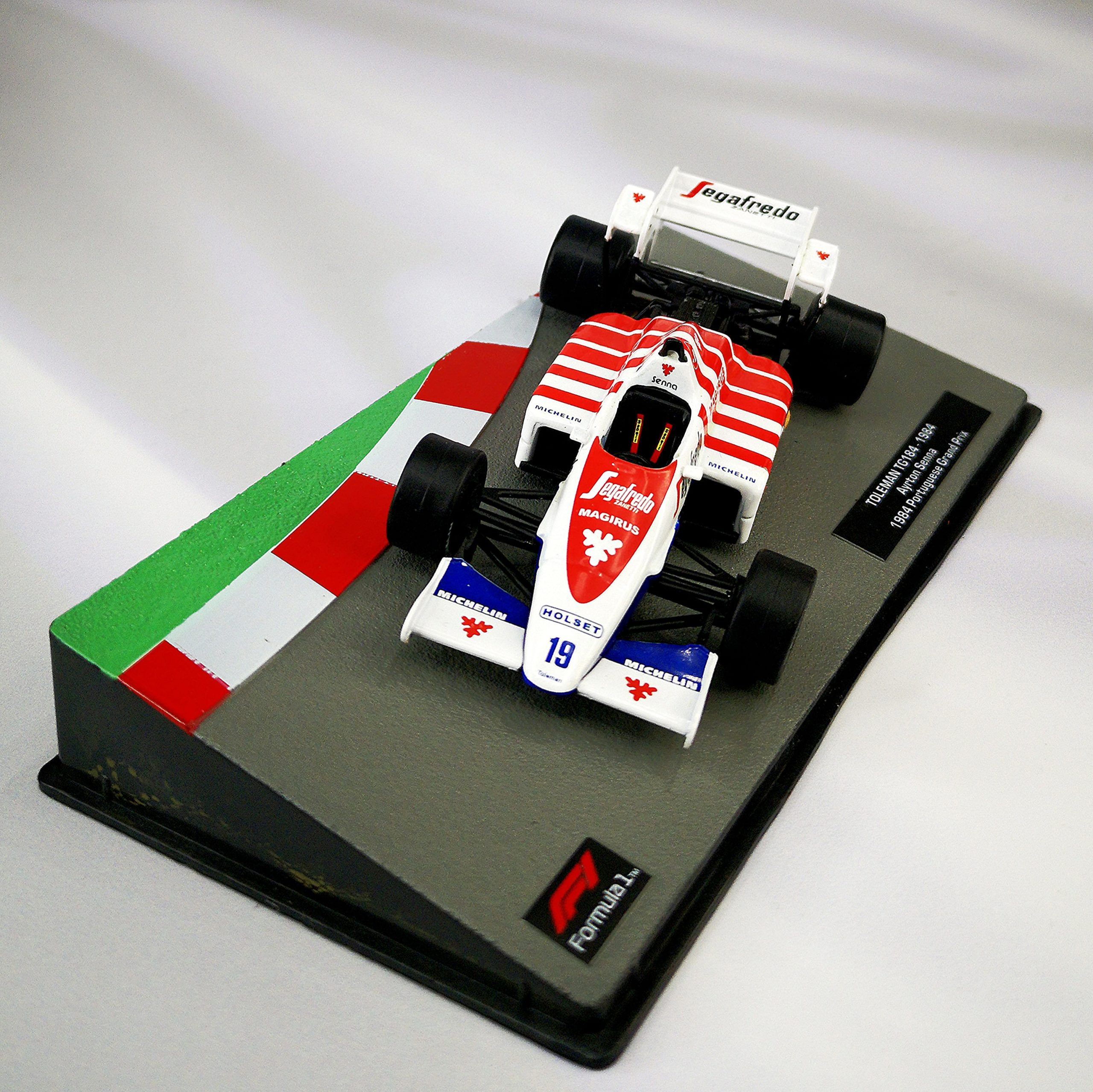 Toleman TG184 1984 #19 Ayrton Senna Caja Acrilica IXO 1:43