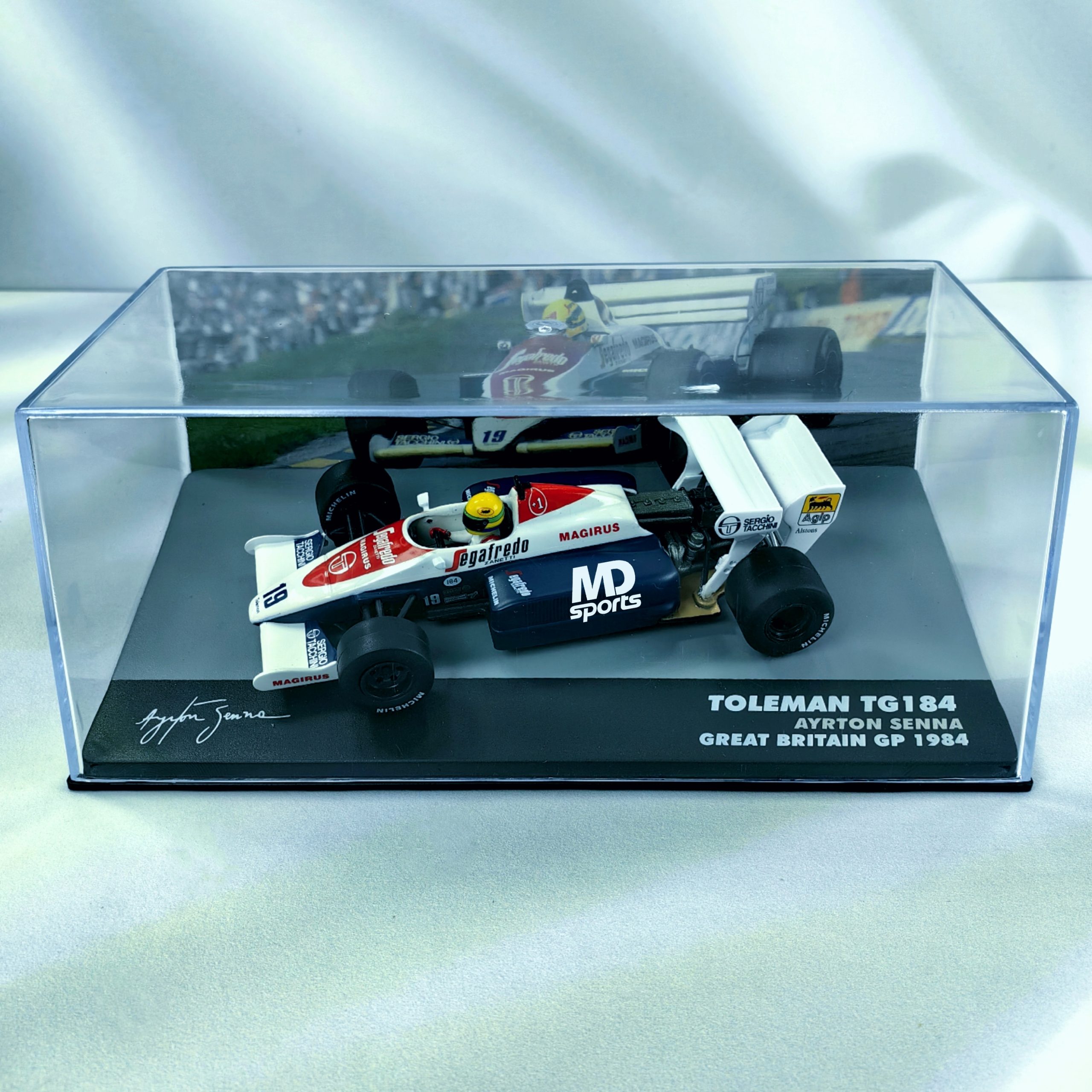 Toleman TG184 1984 #19 Ayrton Senna Caja Acrilica IXO Special 1:43