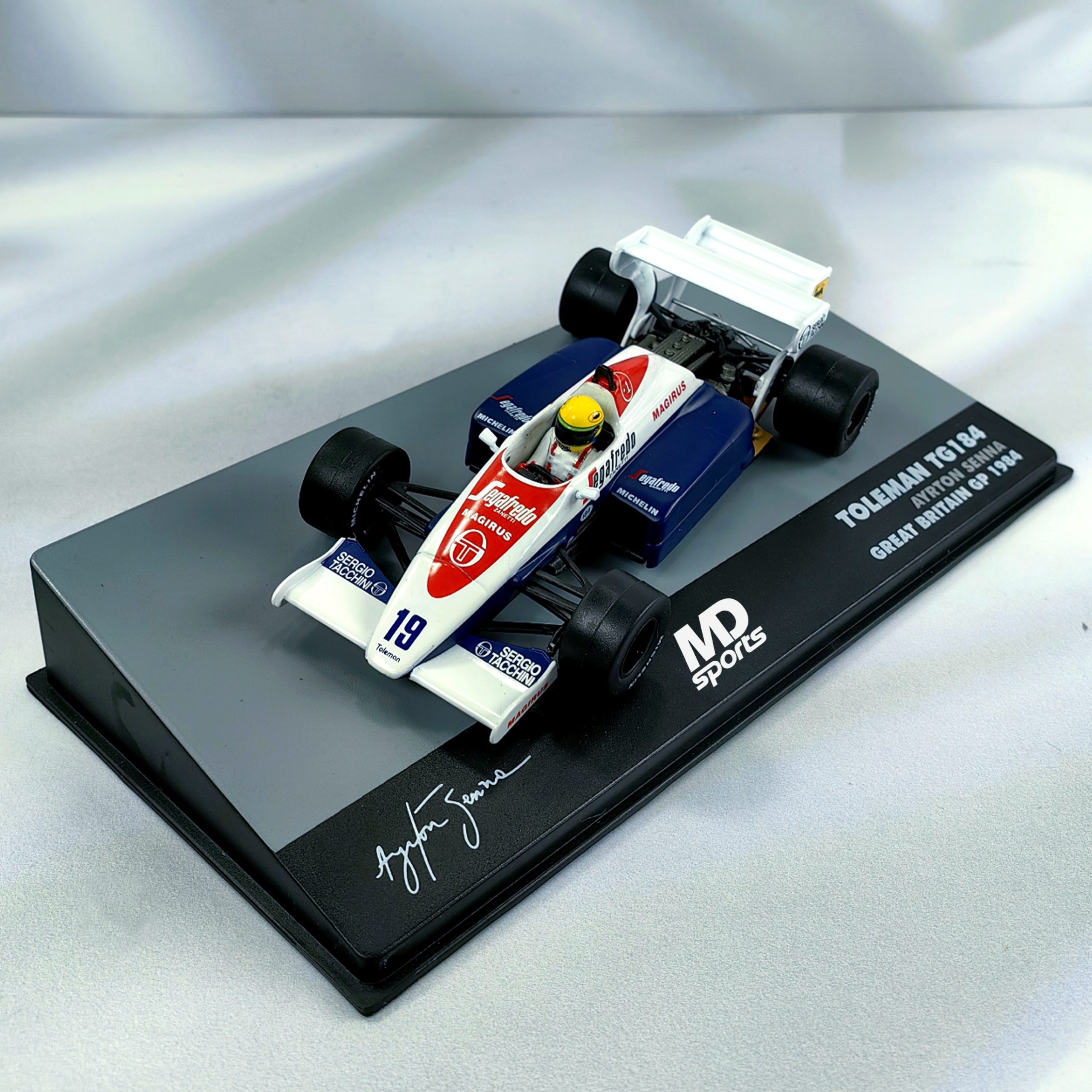 Toleman TG184 1984 #19 Ayrton Senna Caja Acrilica IXO Special 1:43