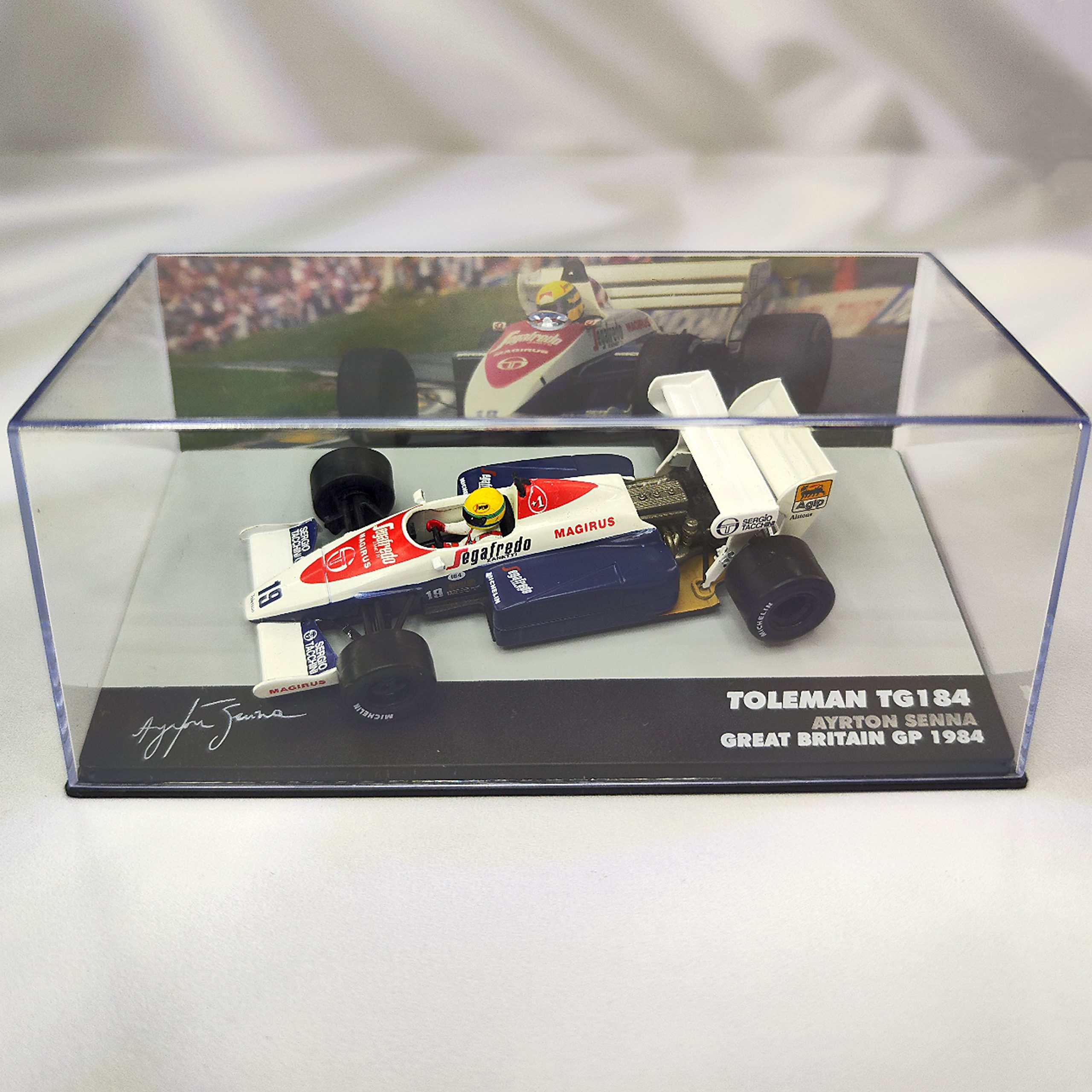 Toleman TG184 1984 #19 Ayrton Senna Caja Acrilica IXO Special 1:43