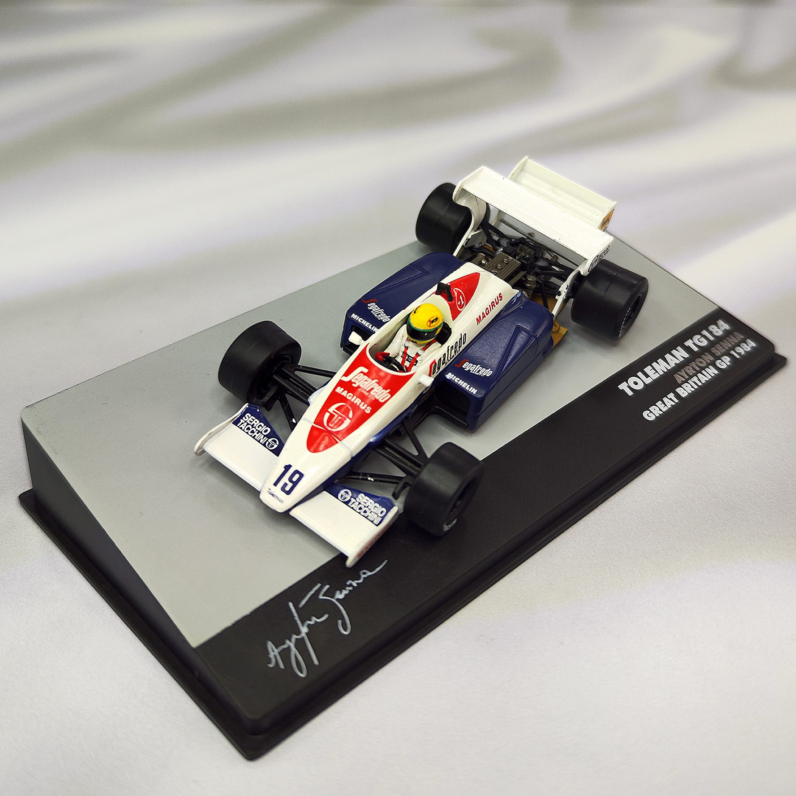 Toleman TG184 1984 #19 Ayrton Senna Caja Acrilica IXO Special 1:43