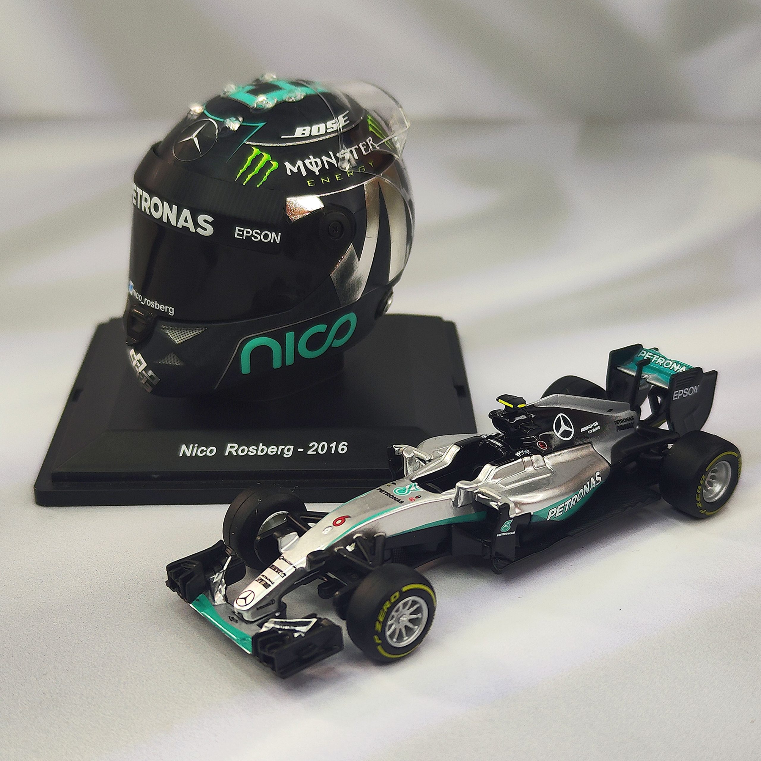 Pack F1 Nico Rosberg 2016 Casco Spark + Mercedes w07 Caja Normal Burago 1:43