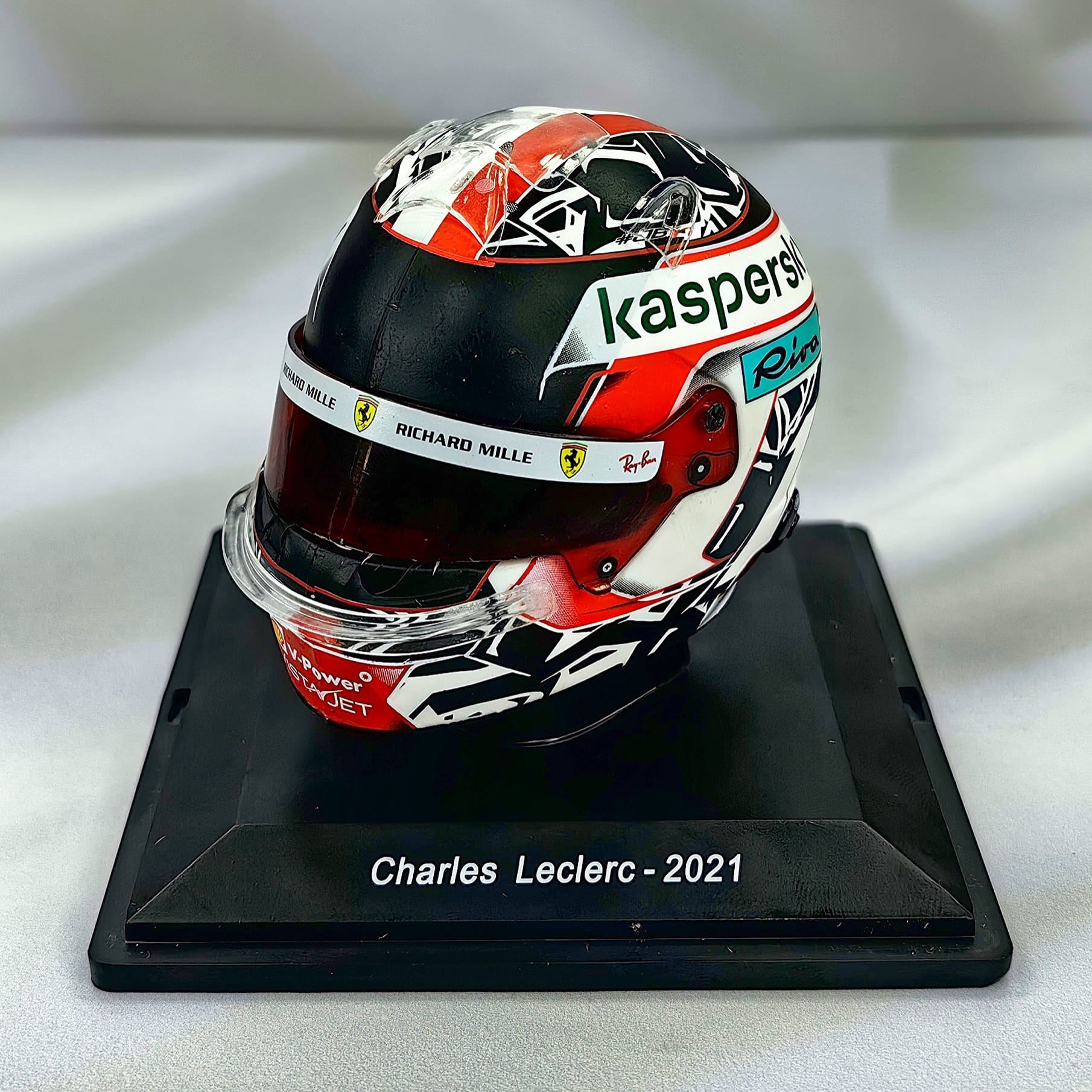 Casco Formula 1 Charles Leclerc Ferrari 2021 Spark 1:5