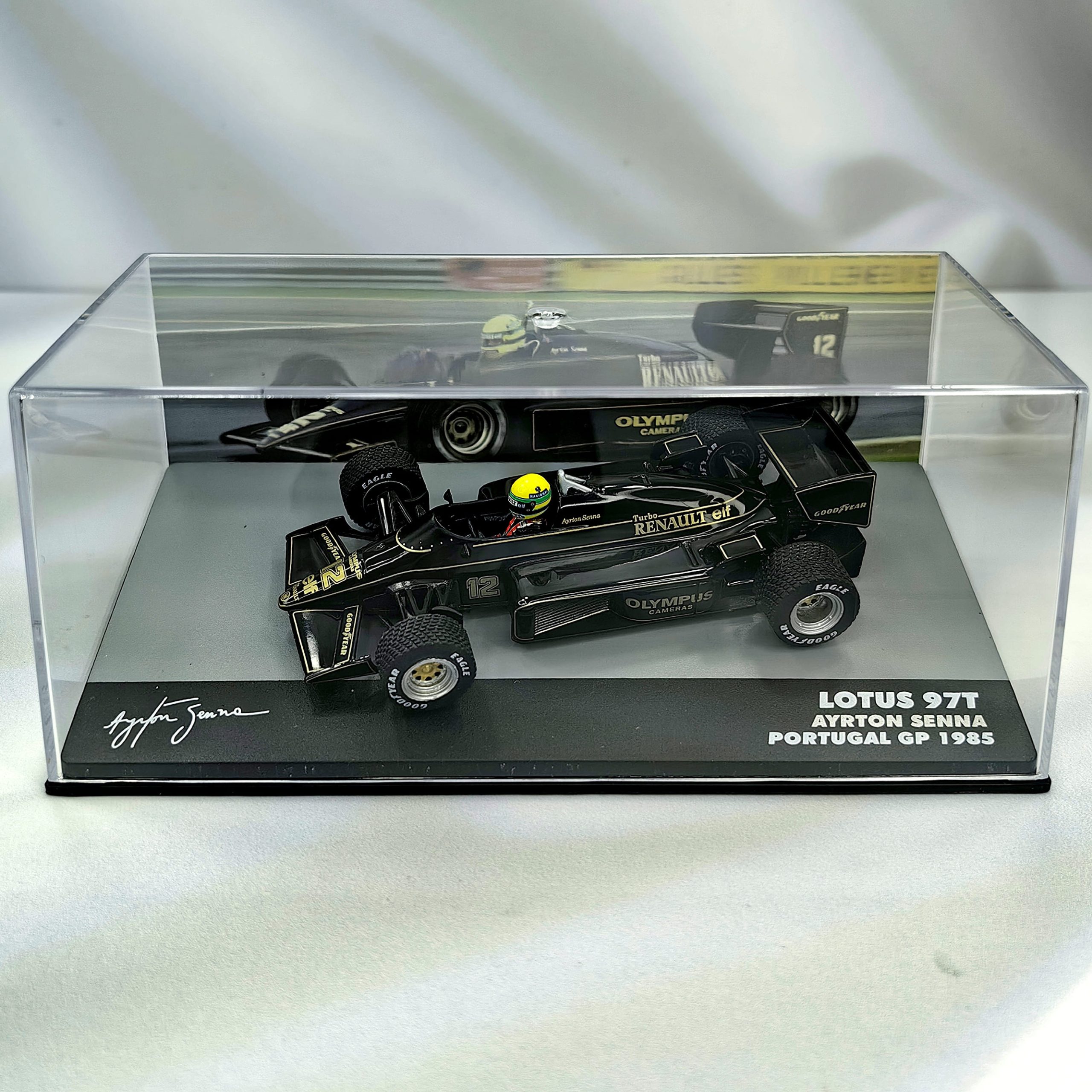 Lotus 97T 1985 #12 Ayrton Senna Caja Acrilica IXO Special 1:43