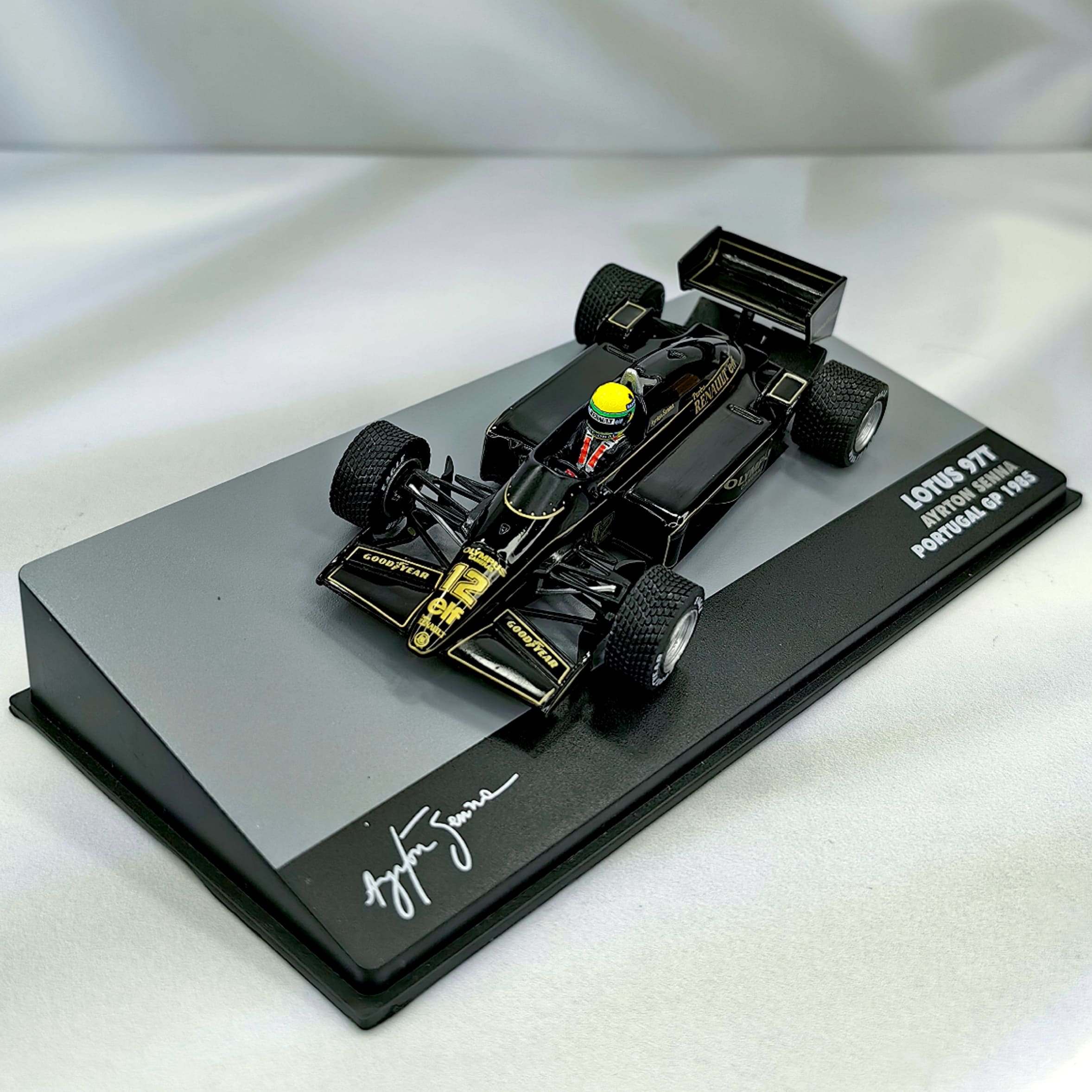 Lotus 97T 1985 #12 Ayrton Senna Caja Acrilica IXO Special 1:43