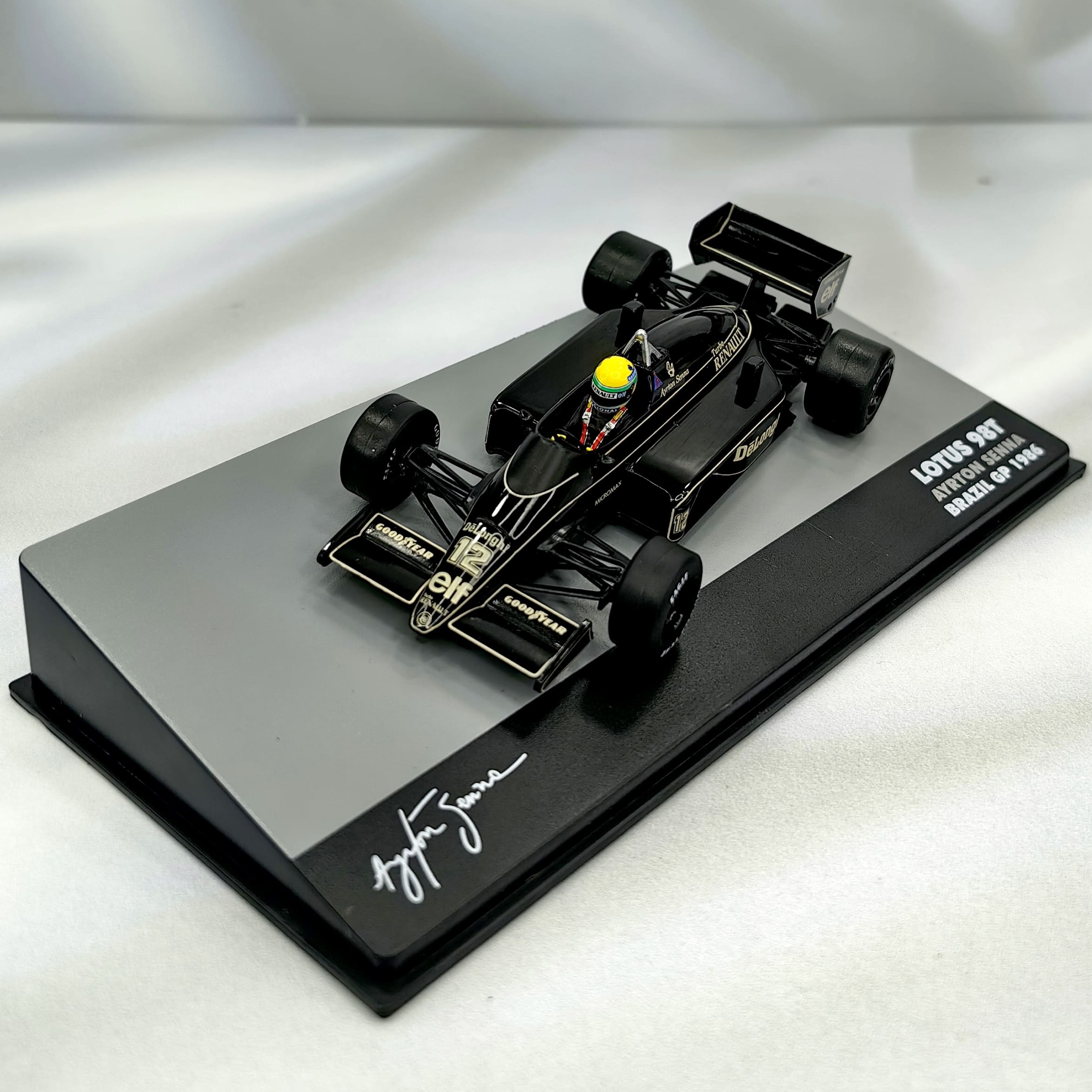 Lotus 98T 1986 #12 Ayrton Senna Caja Acrilica IXO Special 1:43