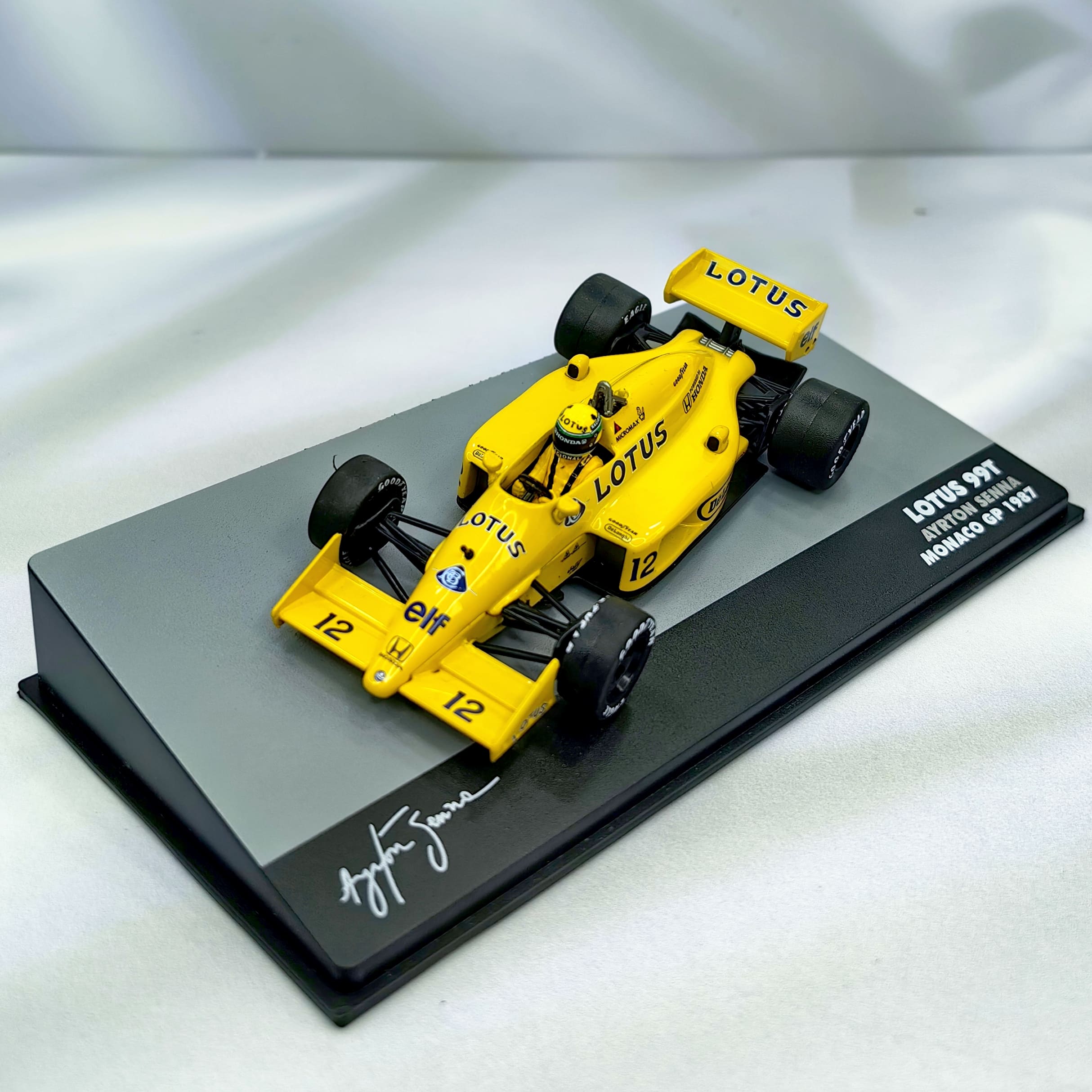 Lotus 99T 1987 #12 Ayrton Senna Caja Acrilica IXO Special 1:43