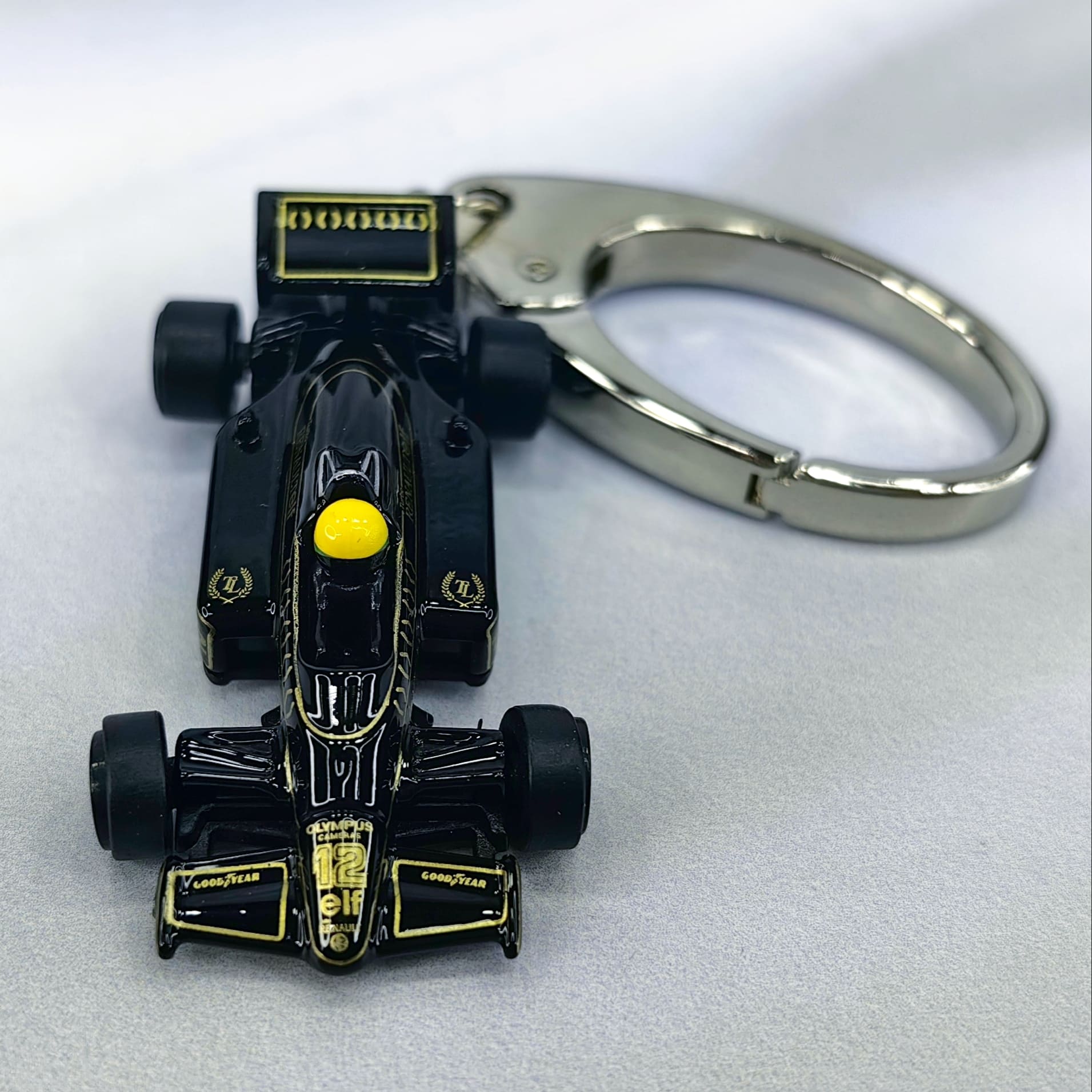 Llavero Ayrton Senna – Auto Formula 1 Lotus 97T IXO