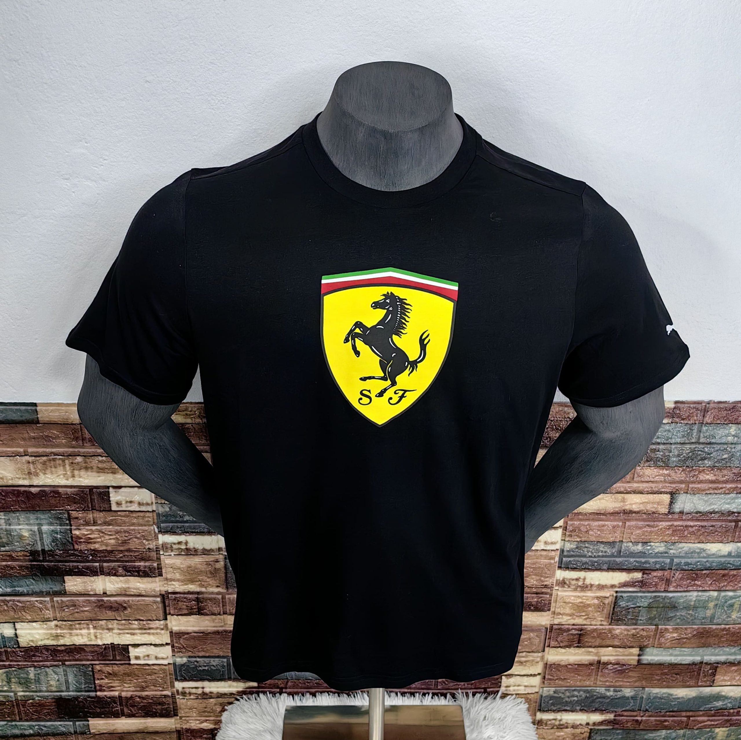 Polera PUMA Scuderia Ferrari F1 Oficial Logo SF Negro