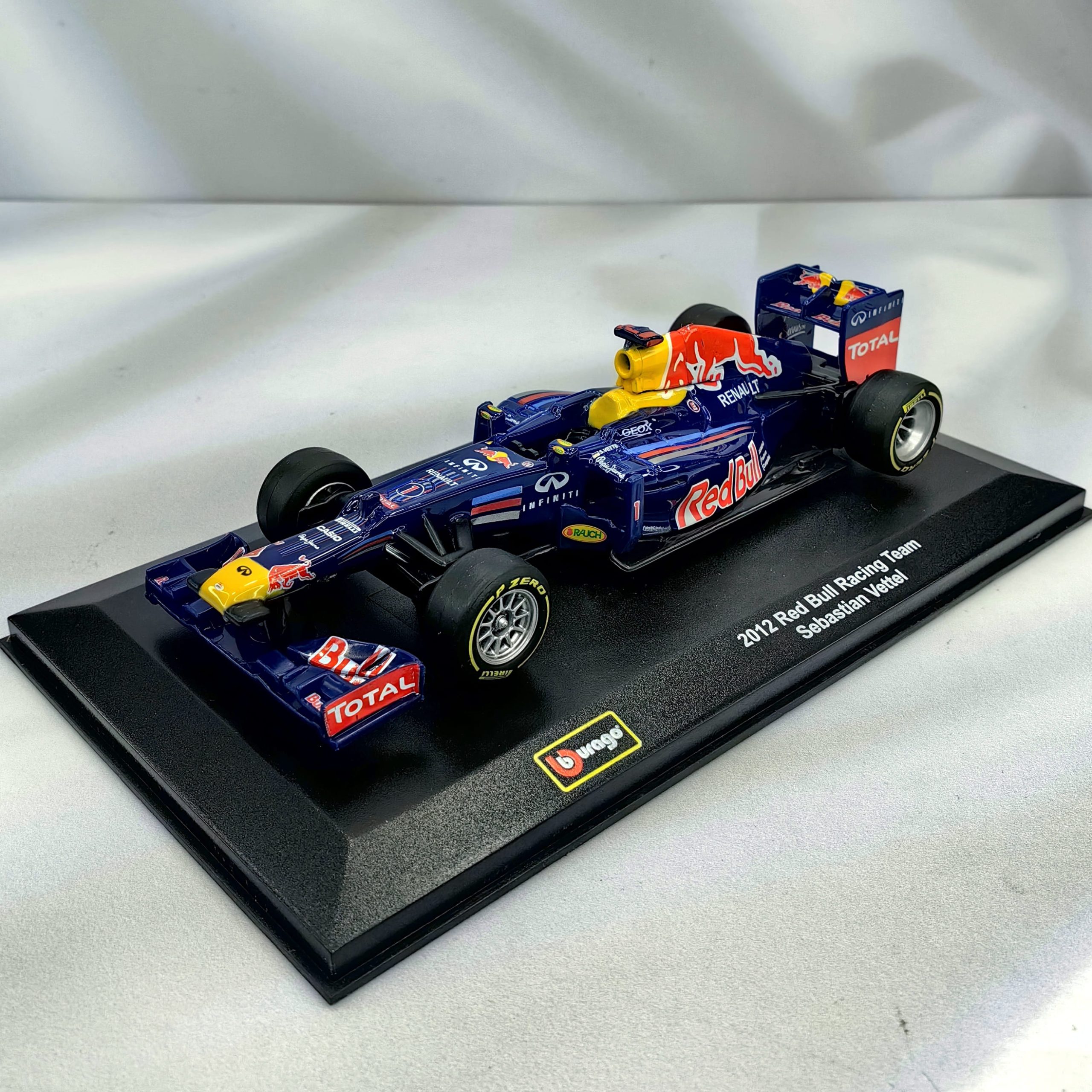 RedBull RB8 2012 #1 Sebastian Vettel Caja Acrilica Burago 1:32