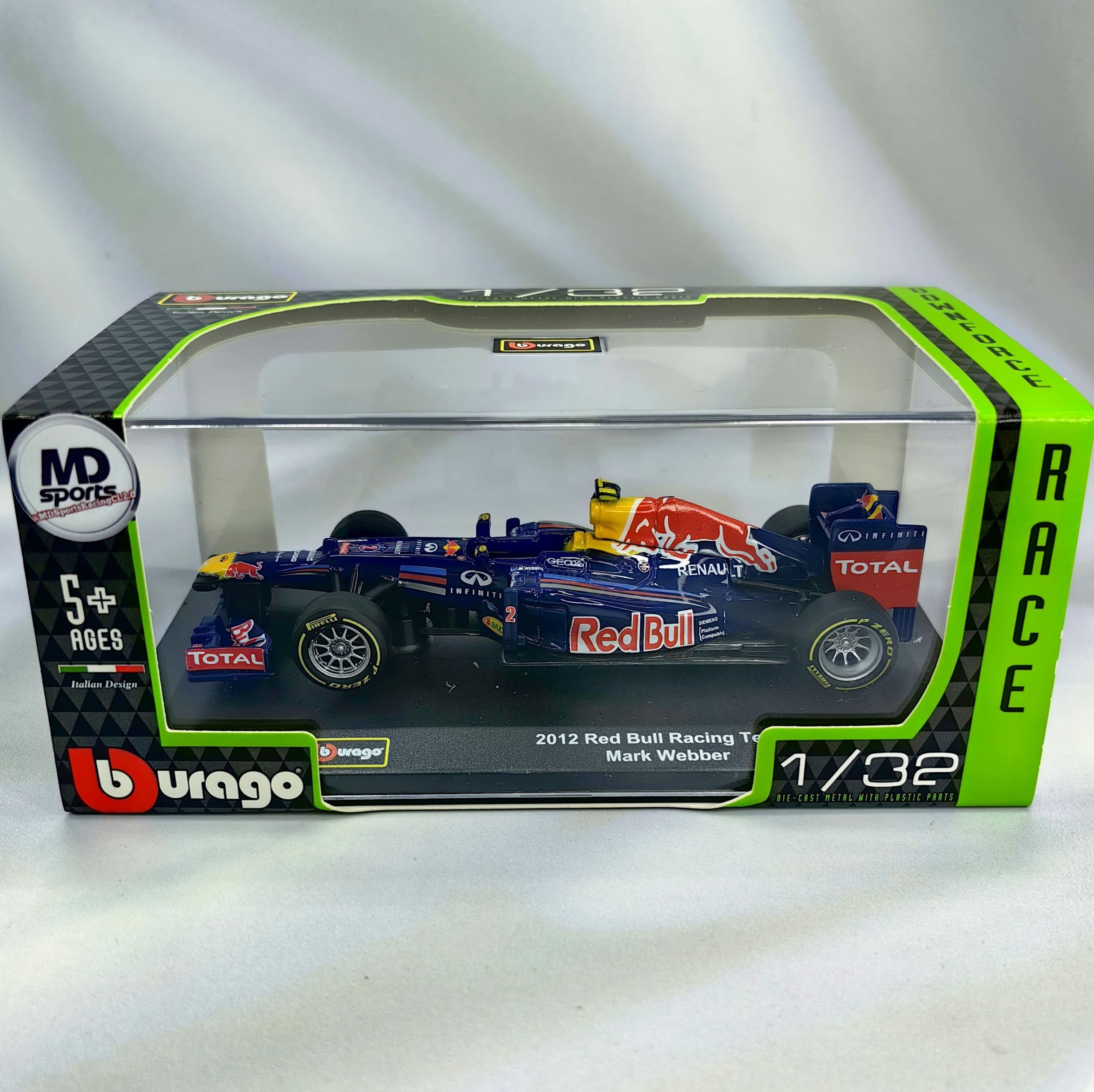 RedBull RB8 2012 #2 Mark Webber Caja Acrilica Burago 1:32