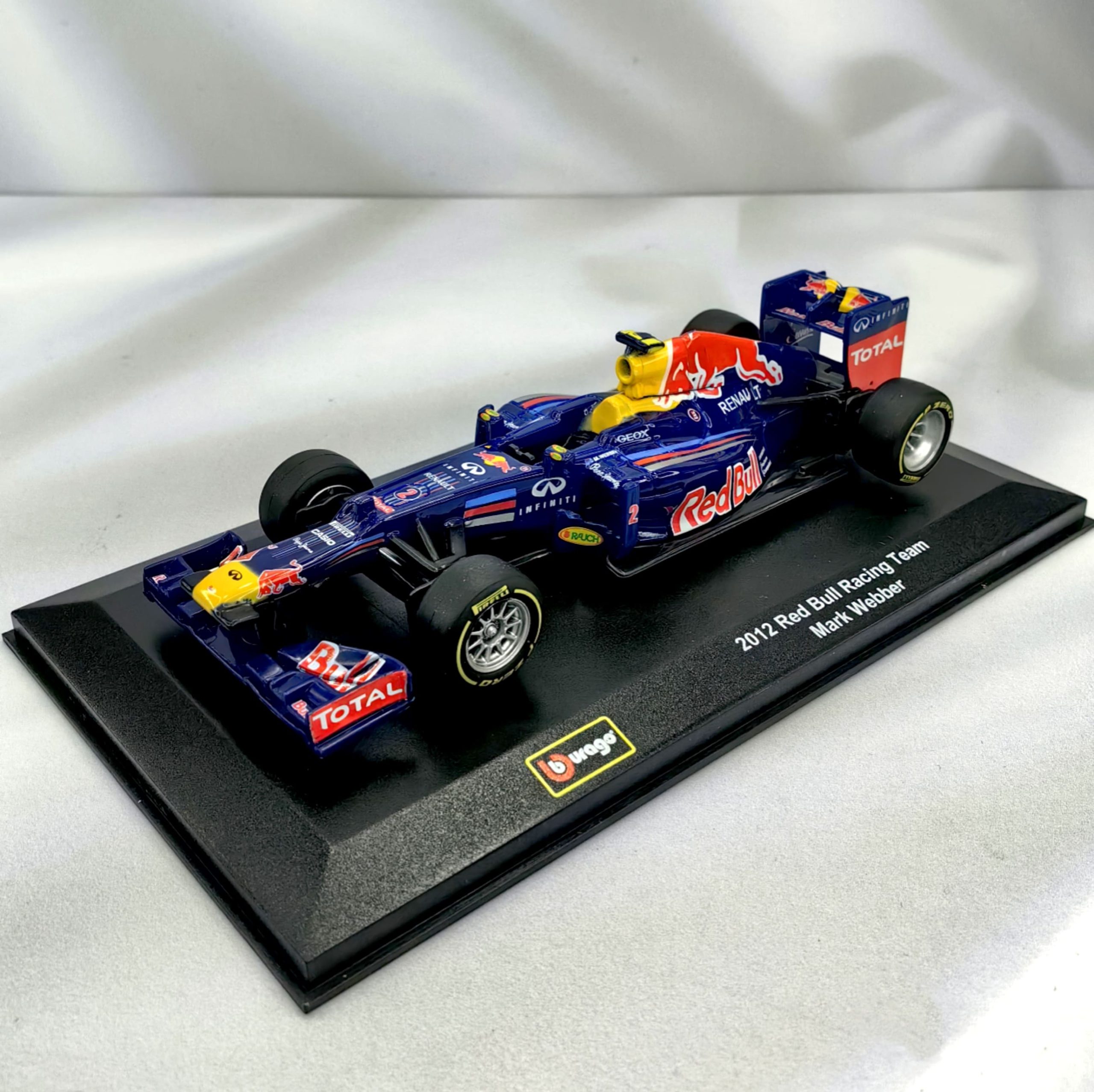 RedBull RB8 2012 #2 Mark Webber Caja Acrilica Burago 1:32