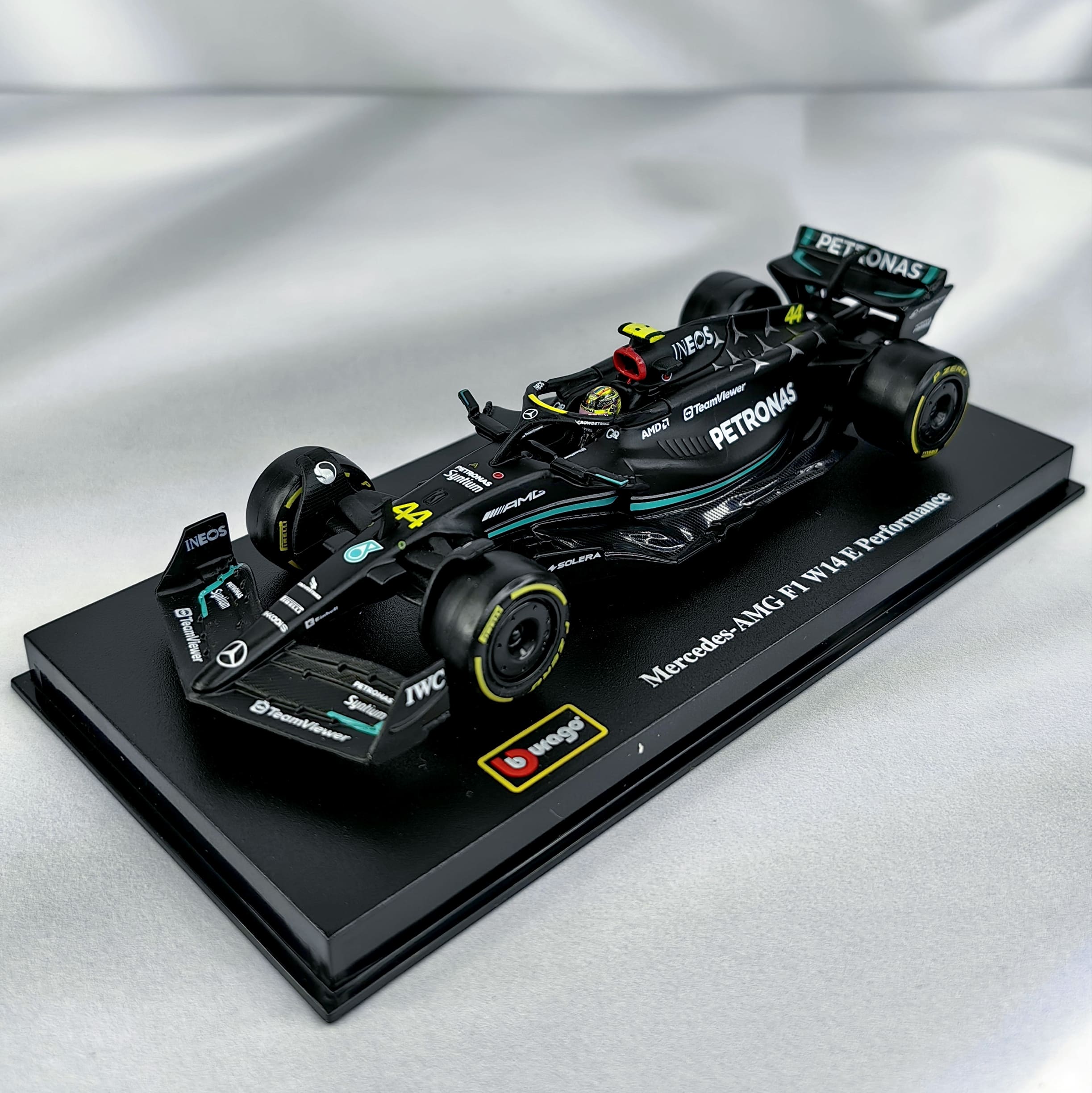 Mercedes W14 2023 #44 Lewis Hamilton Caja Acrilica Burago 1:43