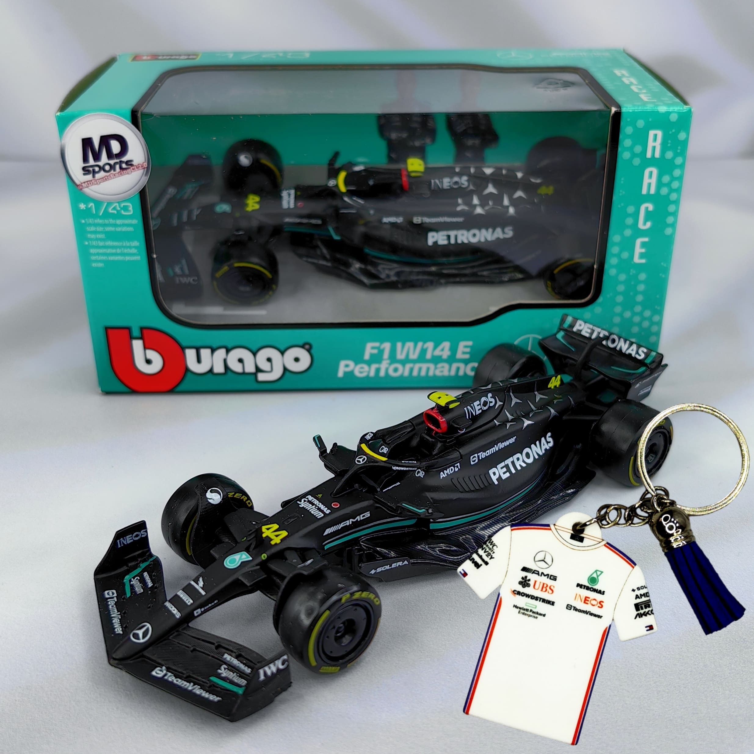 Mercedes W14 2023 #44 Lewis Hamilton Caja Normal Burago 1:43 + Llavero Polera