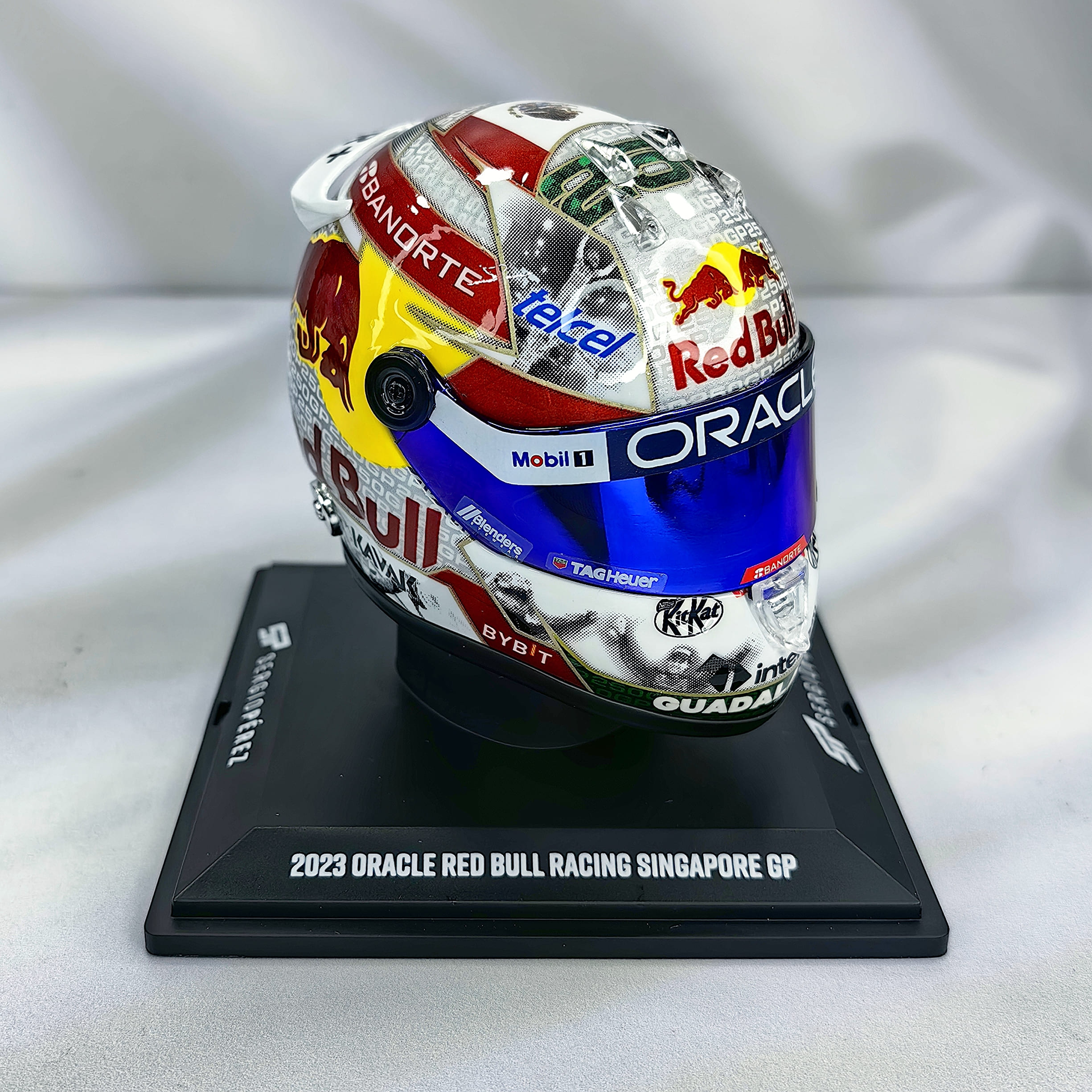 Casco Formula 1 Sergio Checo Perez RedBull GP Singapur 2023 Schuberth 1:4