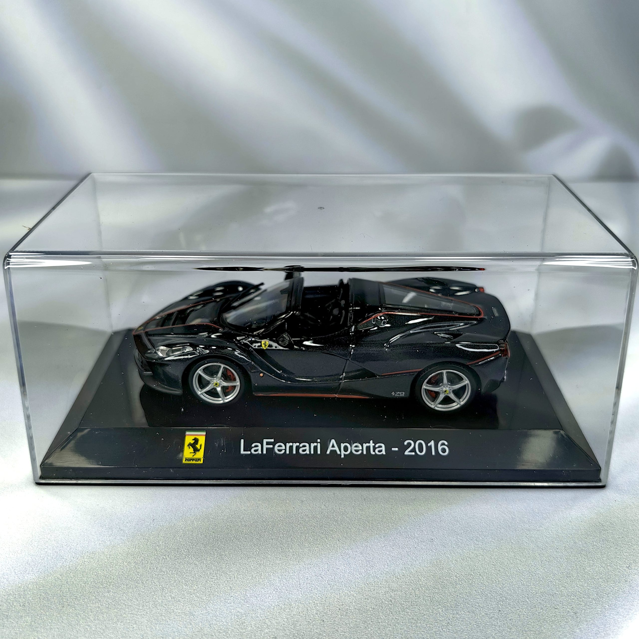 Ferrari Aperta 2016 Caja Acrilica Altaya 1:43