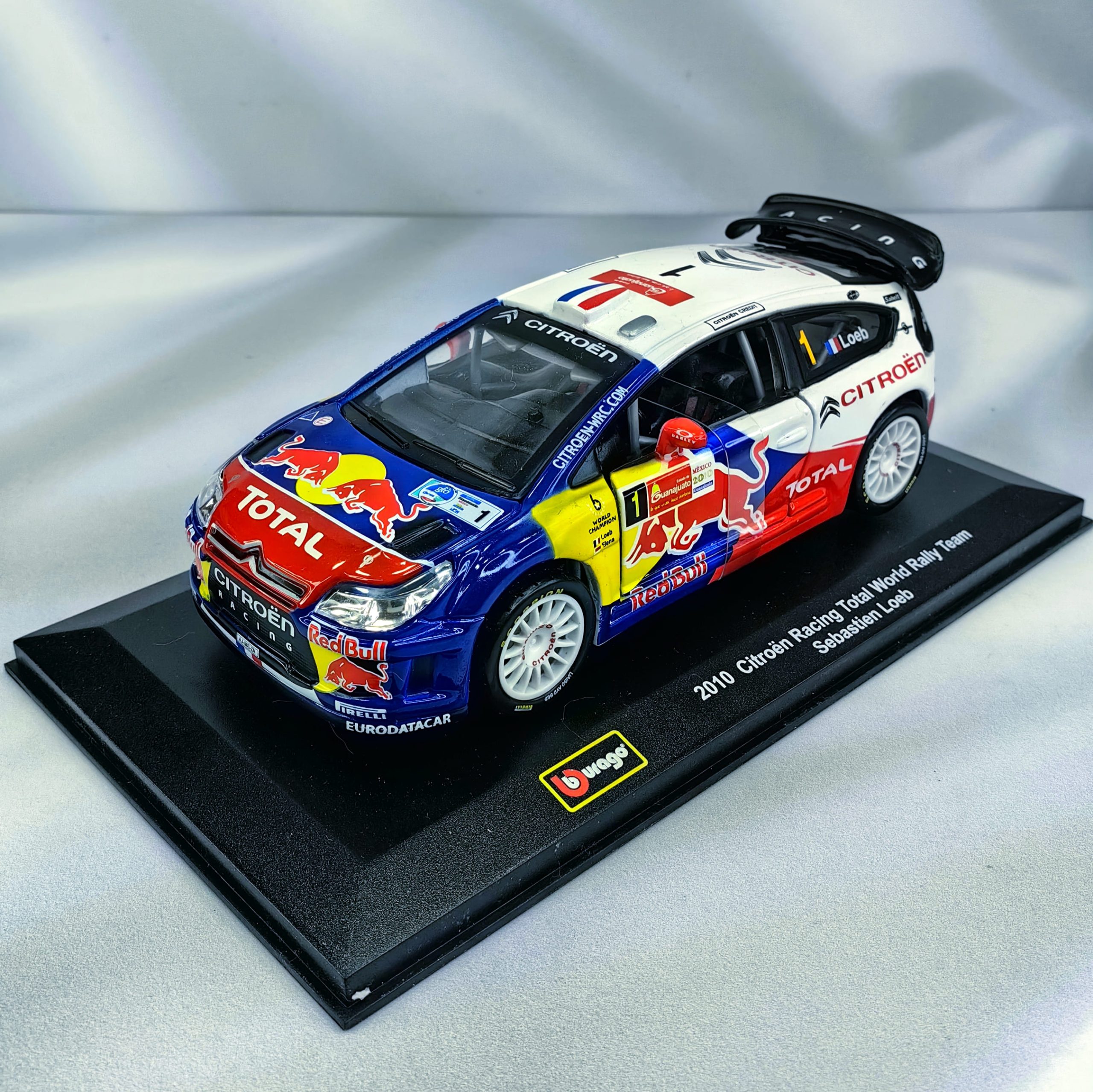 Citroen Racing Total WRC 2010 #1 Sebastien Loeb Caja Acrilica Burago 1:32