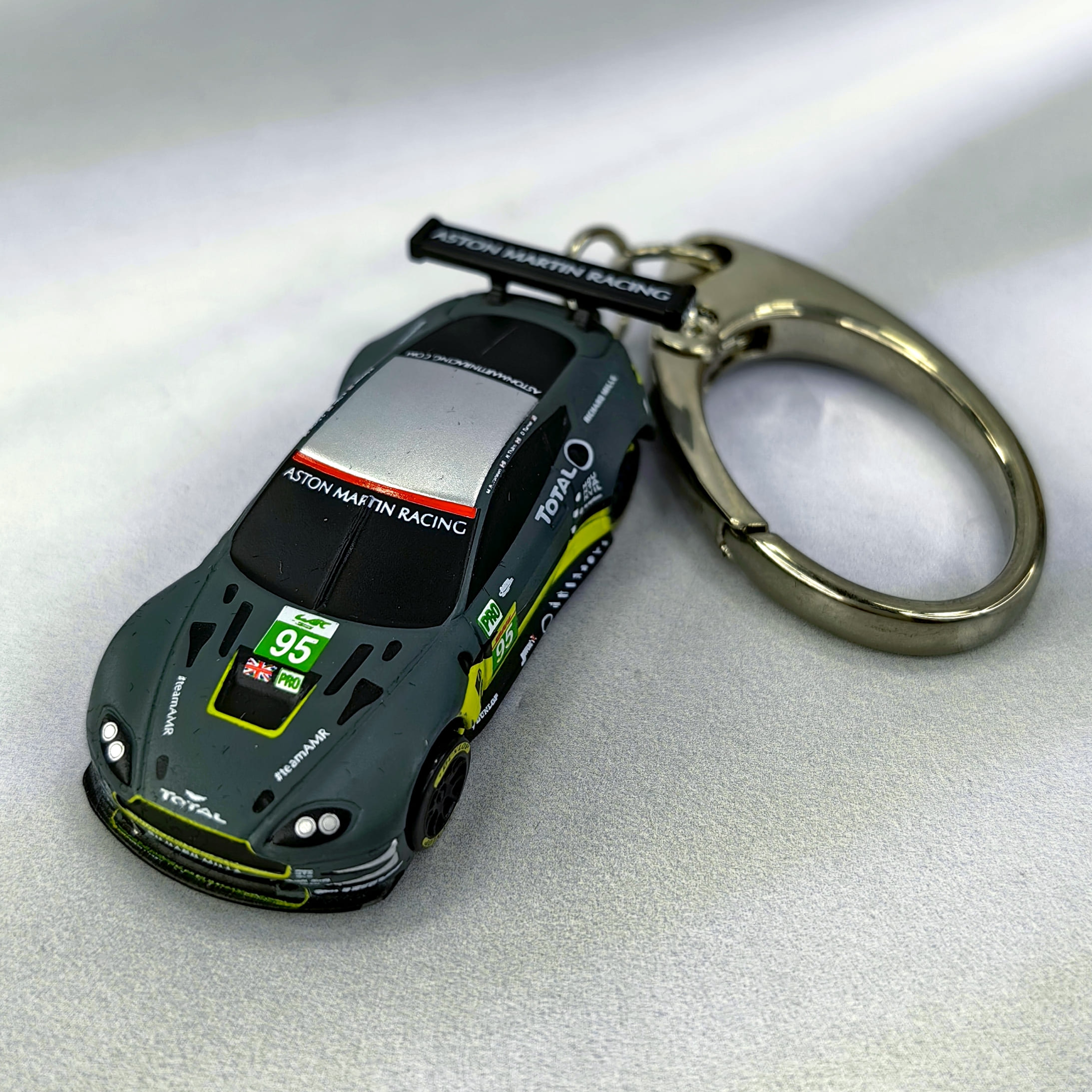 Llavero Auto Aston Martin GTE 1:84