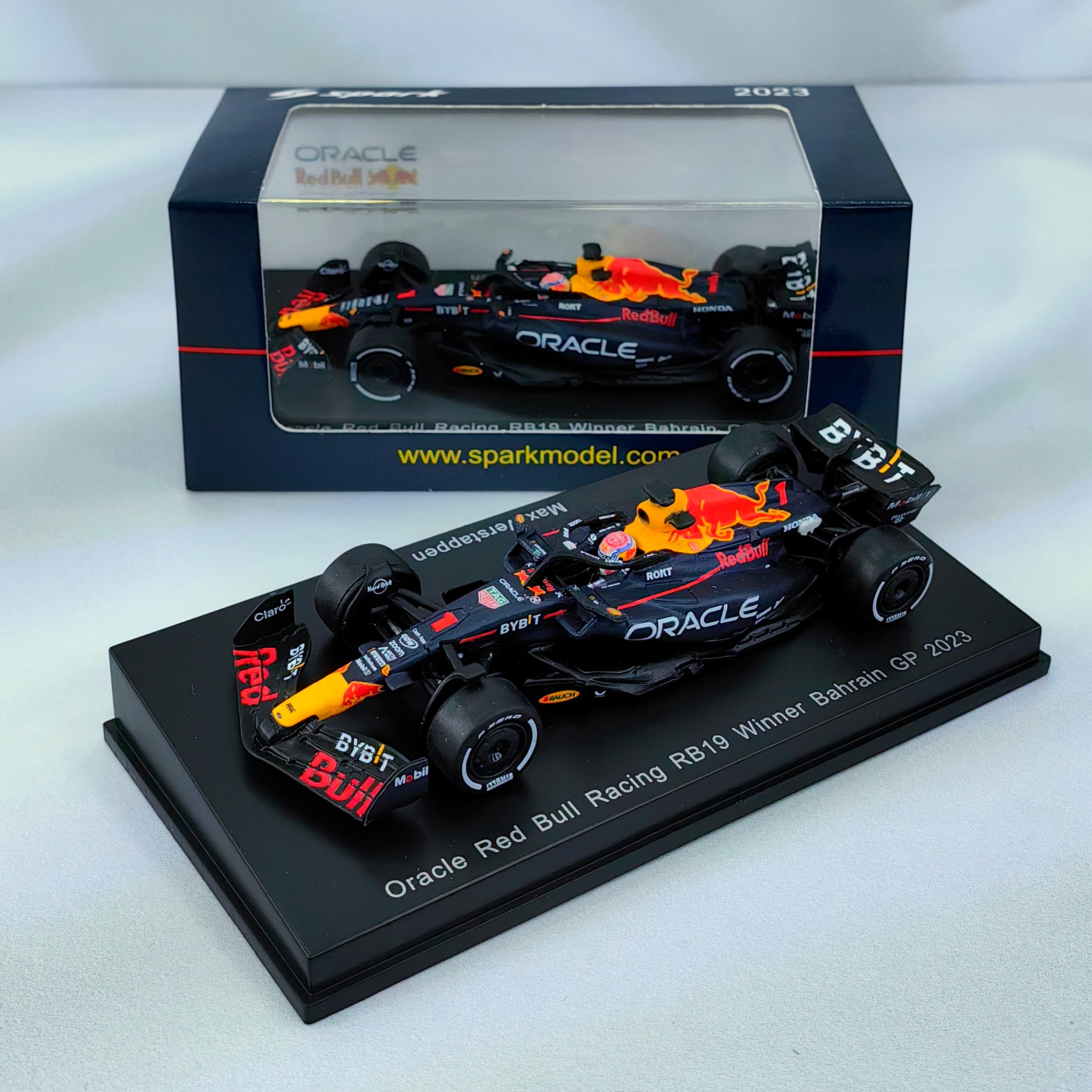 RedBull Racing RB19 2023 #1 Max Verstappen Caja Acrilica Spark 1:64