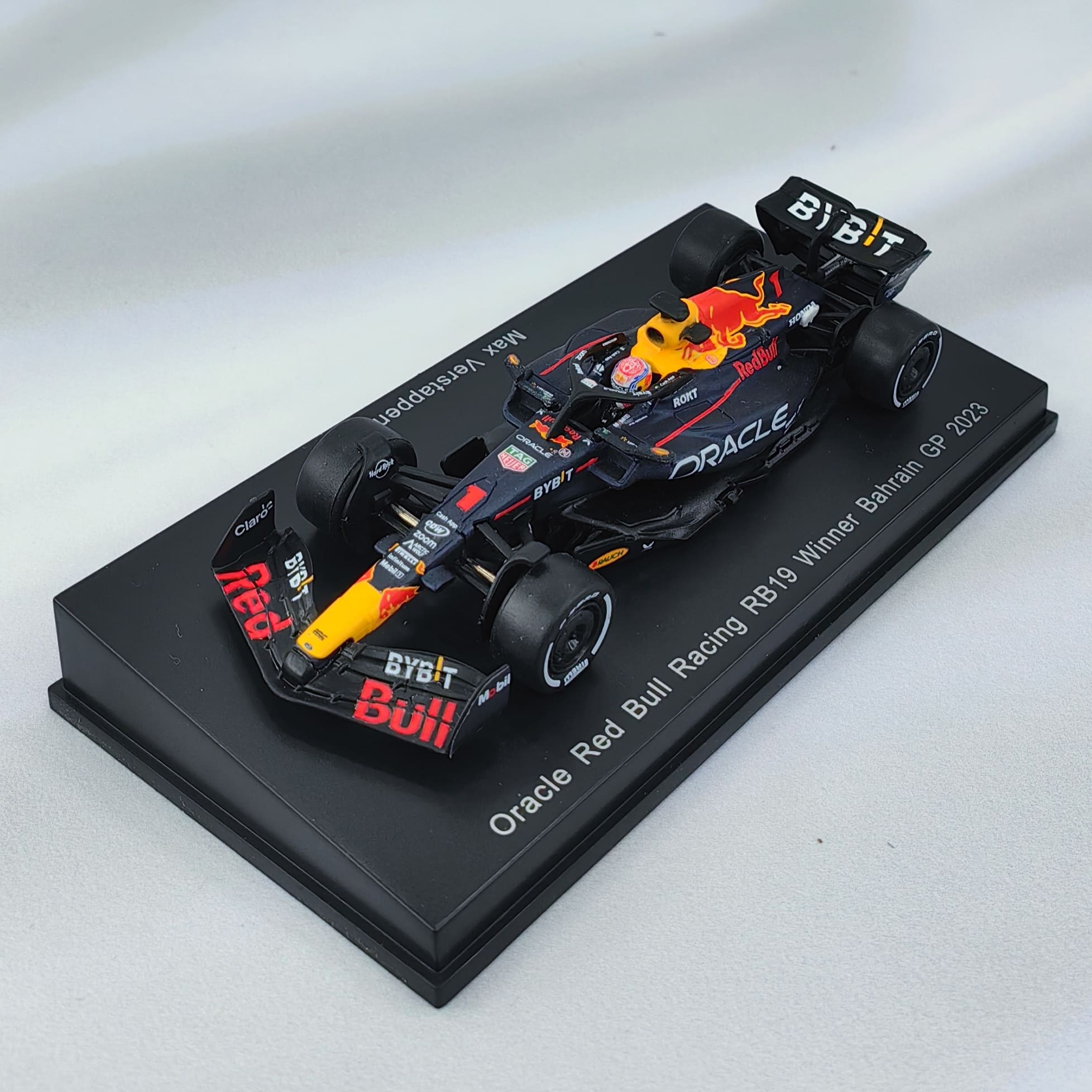 RedBull Racing RB19 2023 #1 Max Verstappen Caja Acrilica Spark 1:64