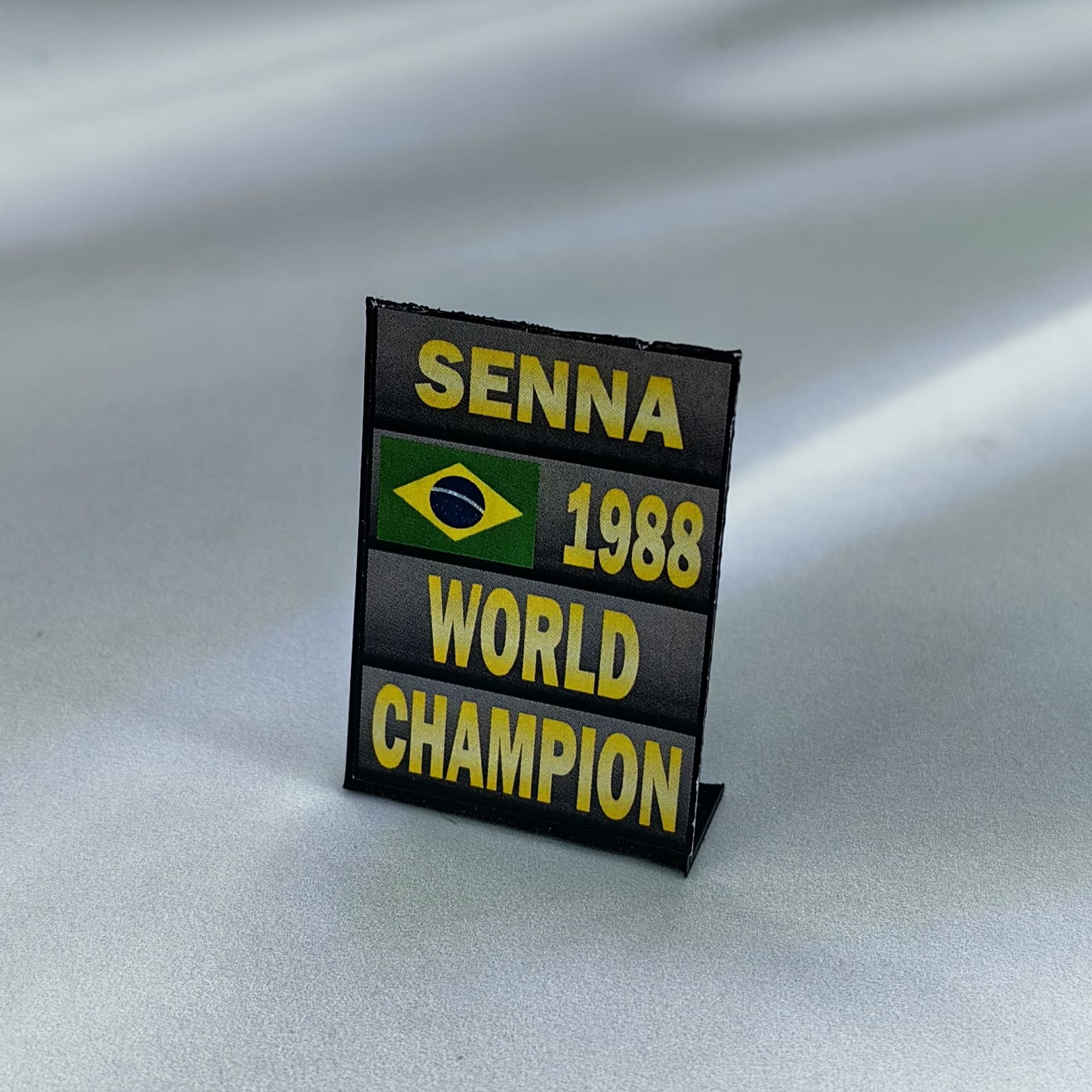 Letrero Pitboard Ayrton Senna 1988 F1 Escala 1:18