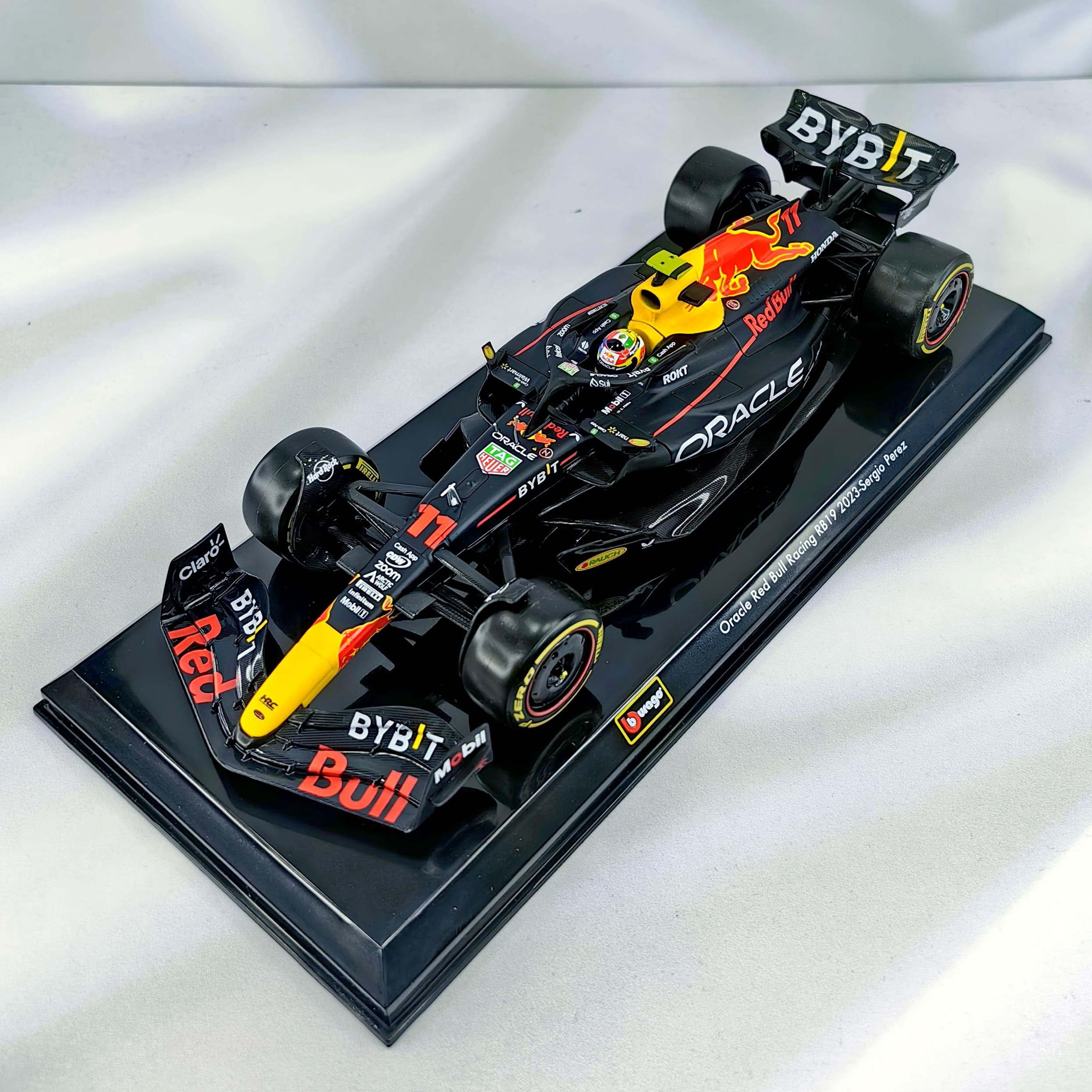 RedBull RB19 2023 #11 Checo Perez Caja Acrilica Burago 1:24