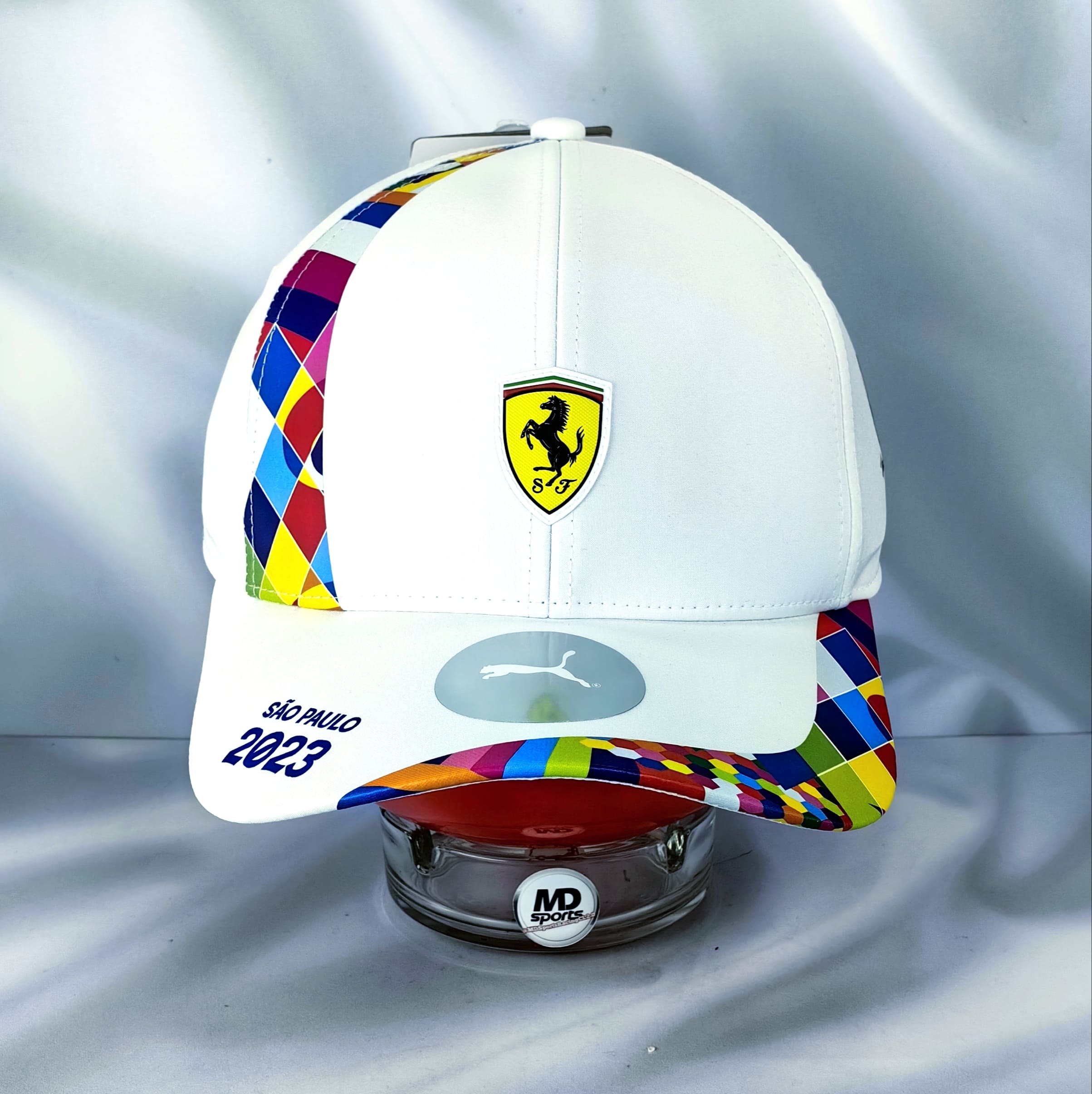 Gorro Oficial Scuderia Ferrari F1 2023 GP Brasil Blanco