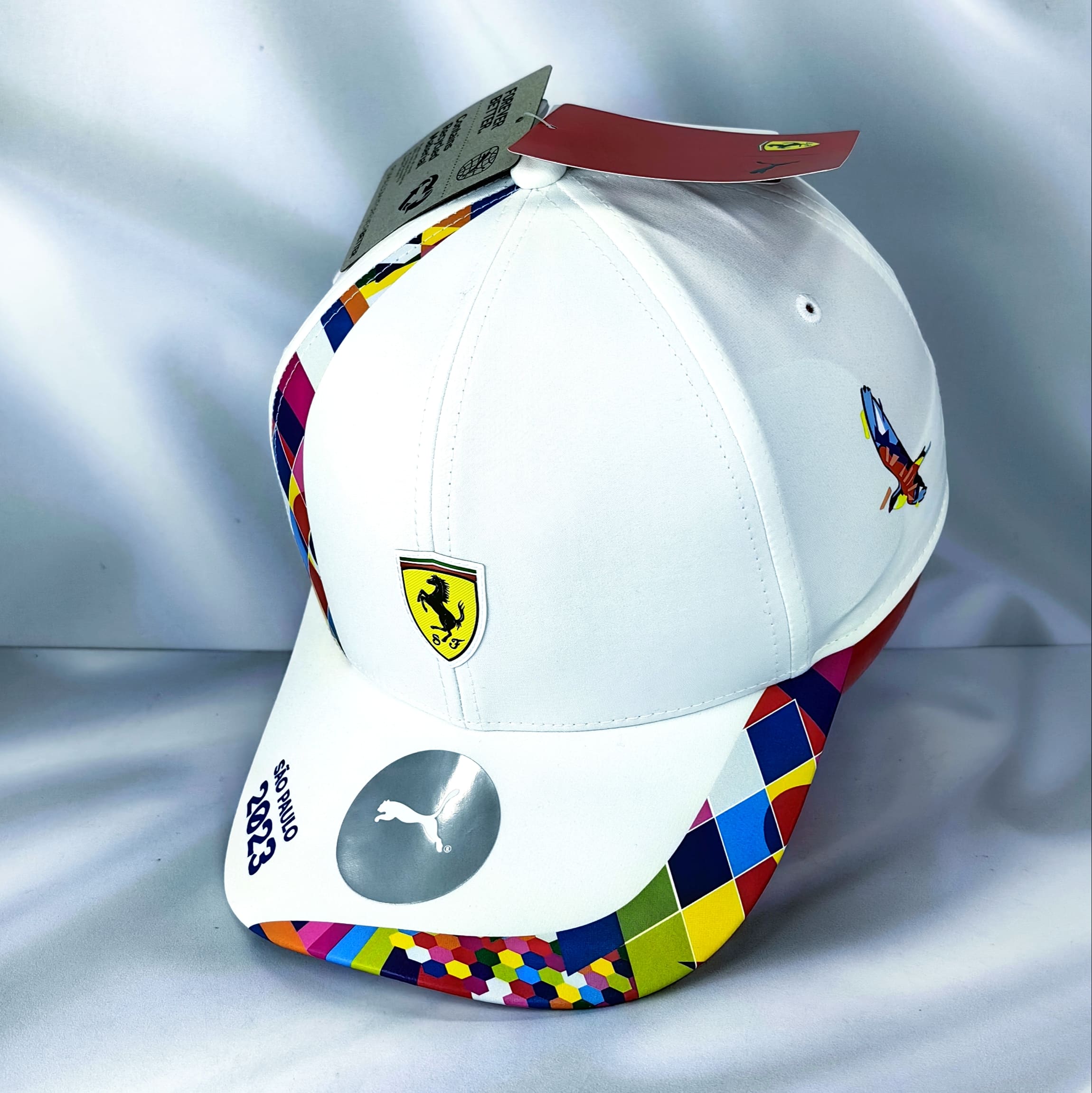 Gorro Oficial Scuderia Ferrari F1 2023 GP Brasil Blanco