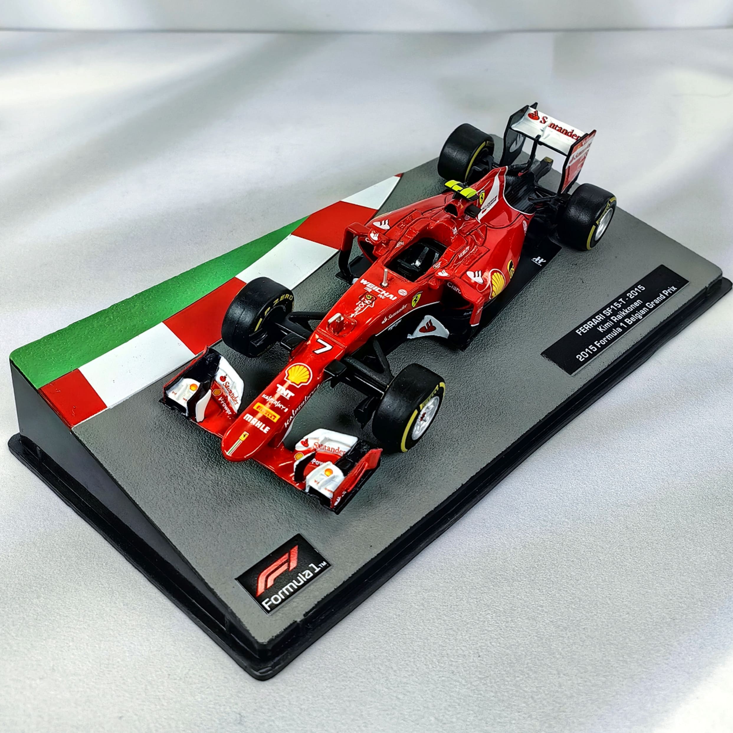 Ferrari SF15T 2015 #7 Kimi Raikkonen Caja Acrilica Altaya 1:43