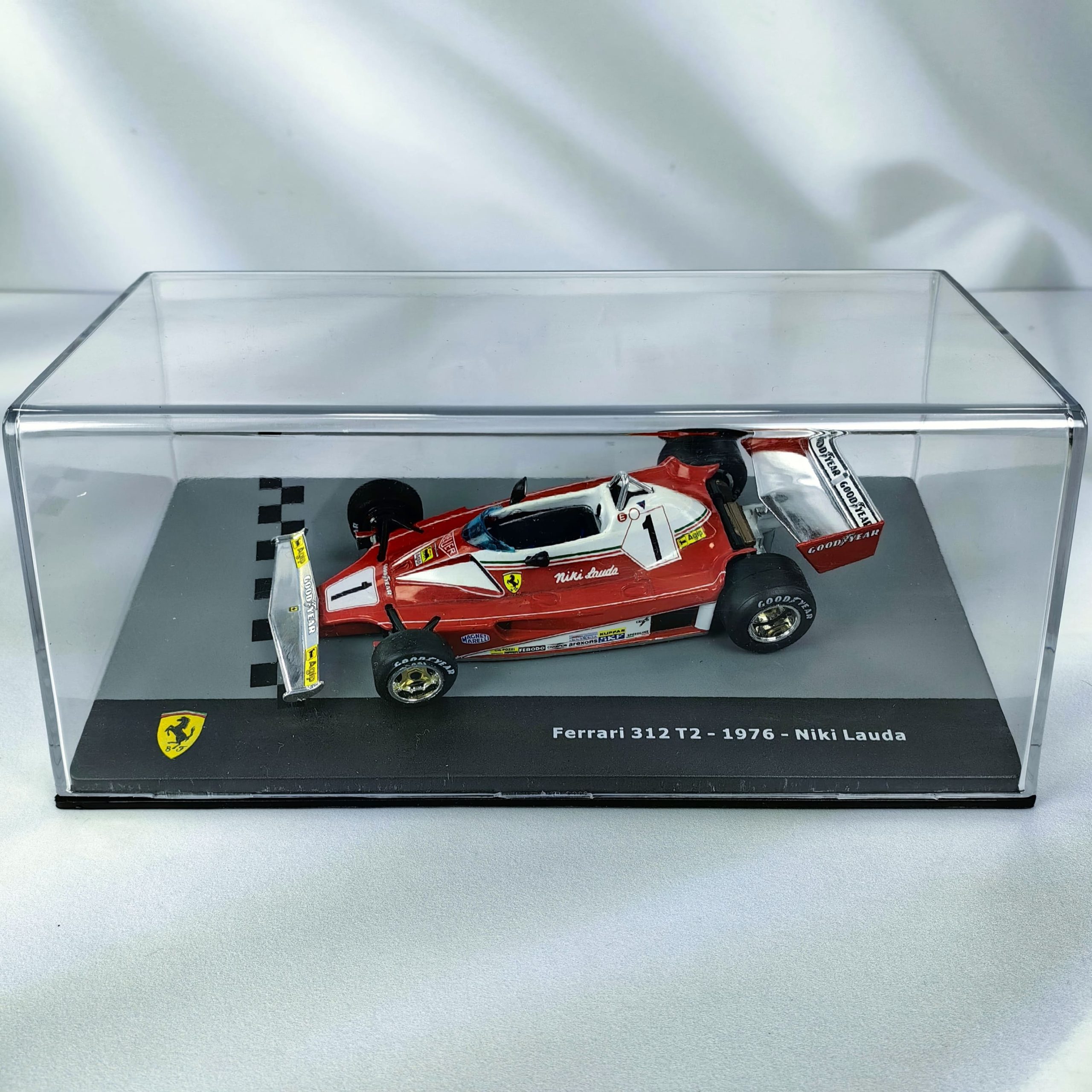 Ferrari 312 T2 1976 #1 Niki Lauda Caja Acrilica IXO 1:43