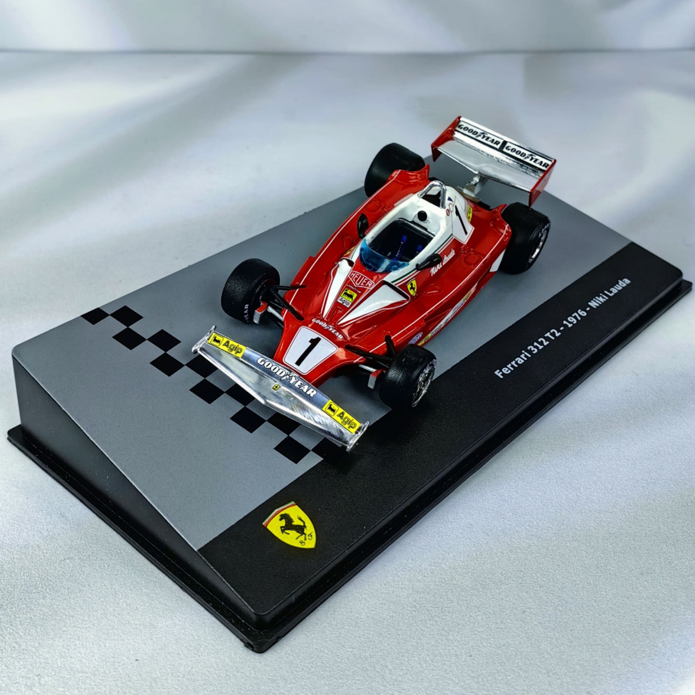 Ferrari 312 T2 1976 #1 Niki Lauda Caja Acrilica IXO 1:43