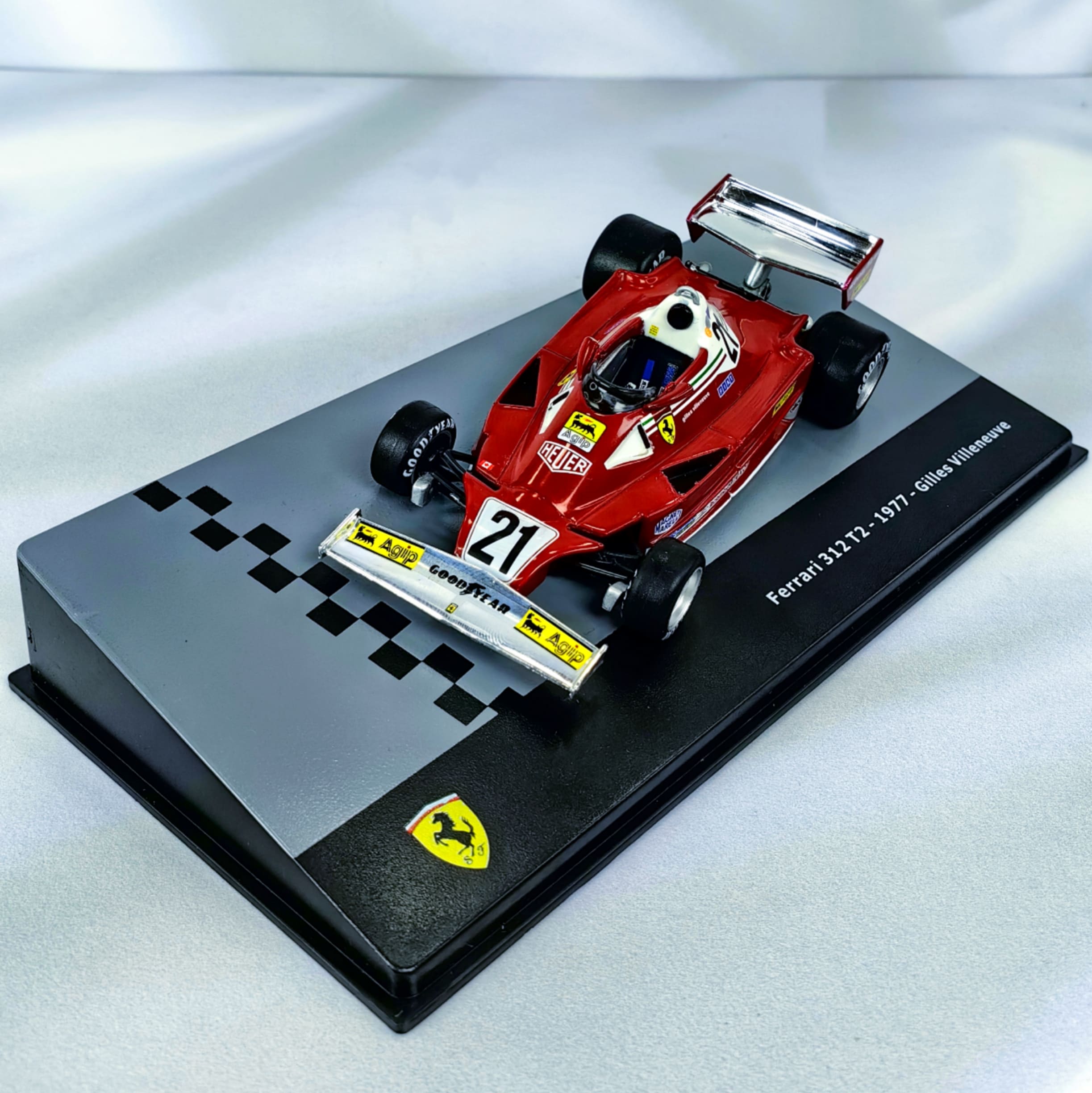 Ferrari 312 T2 1977 #21 Guilles Villeneuve Caja Acrilica IXO 1:43