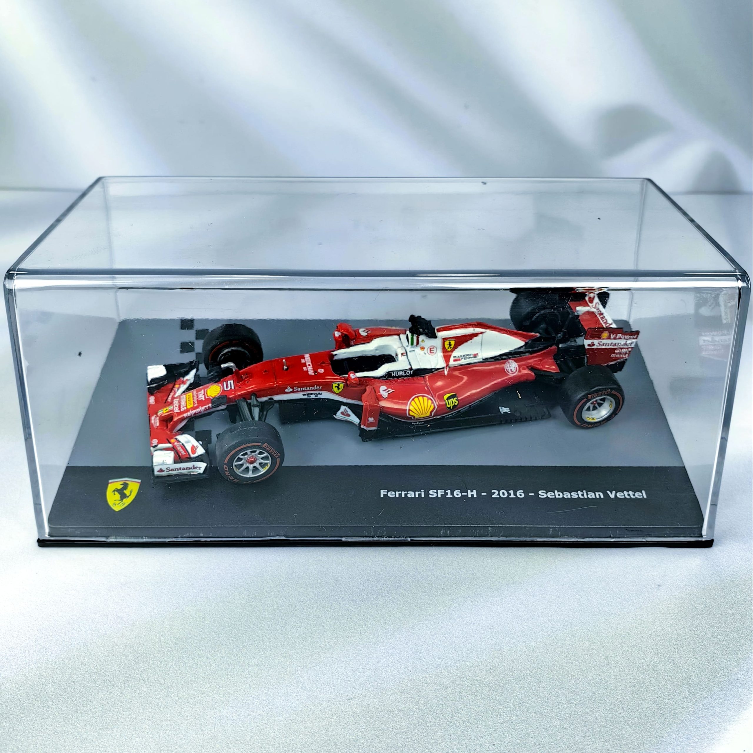 Ferrari SF16-H 2016 #5 Sebastian Vettel Caja Acrilica IXO 1:43