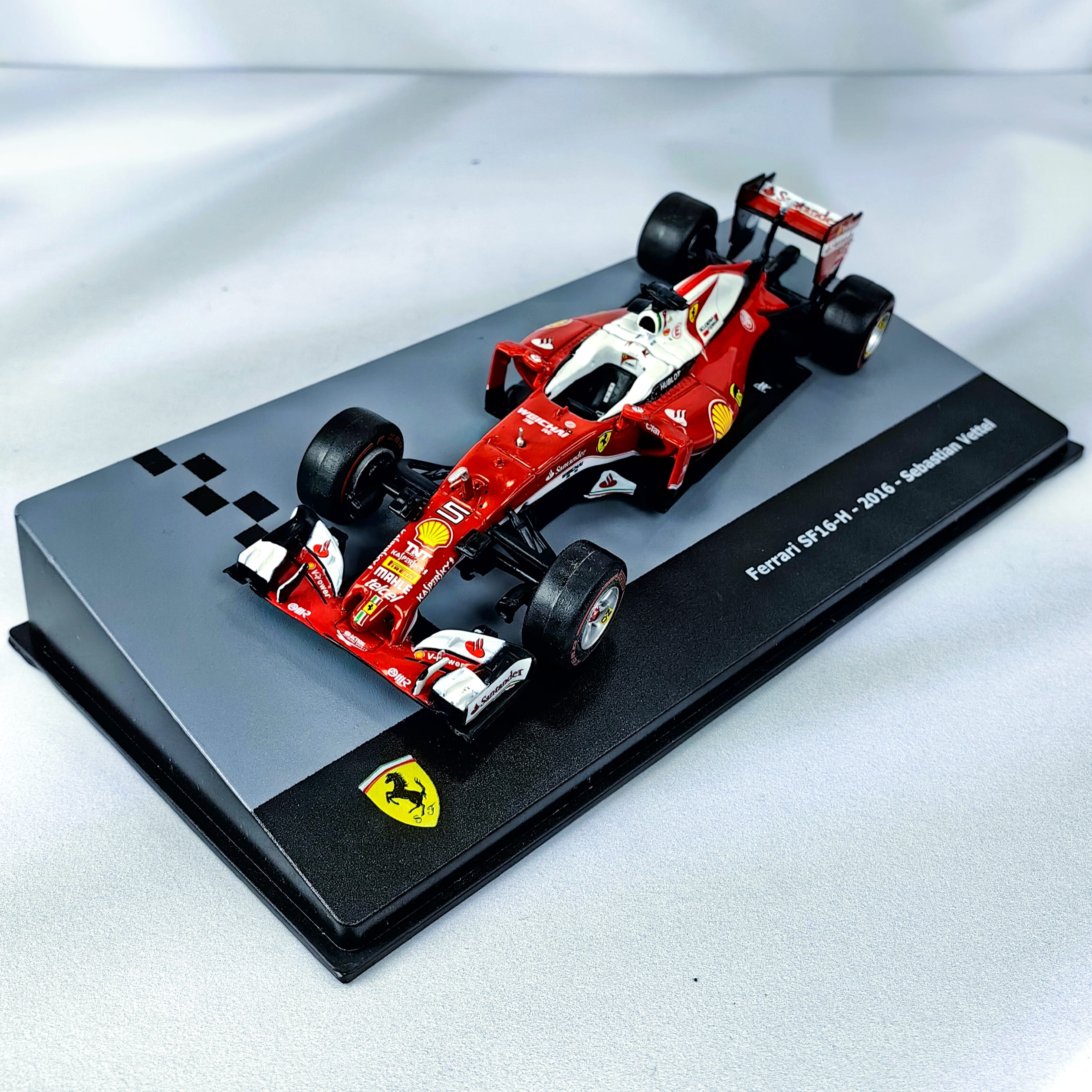 Ferrari SF16-H 2016 #5 Sebastian Vettel Caja Acrilica IXO 1:43