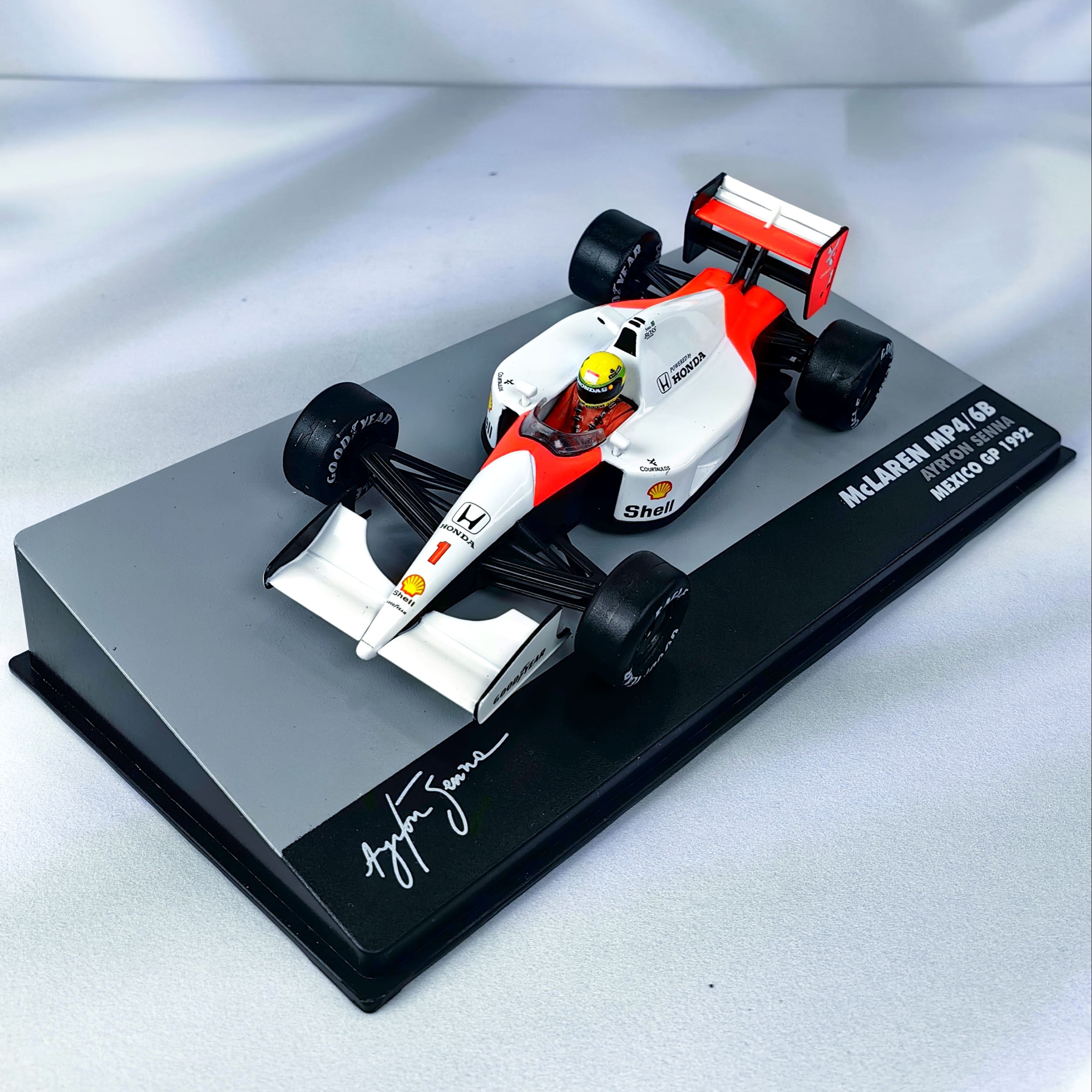 Mclaren MP4/6B 1992 #1 Ayrton Senna Caja Acrilica IXO Special 1:43