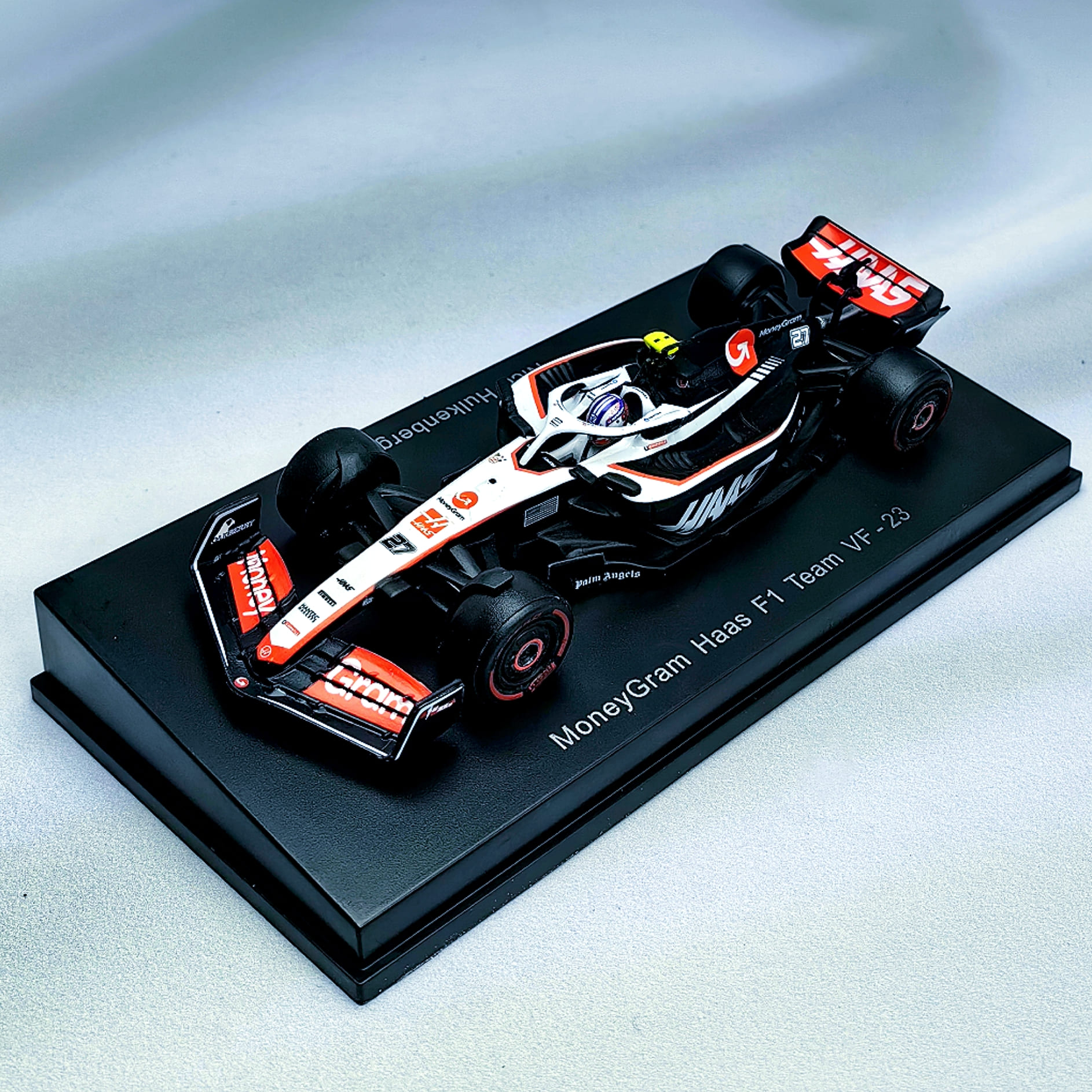 Haas F1 Team VF-23 2023 #27 Nico Hulkenberg Caja Acrilica Spark 1:64