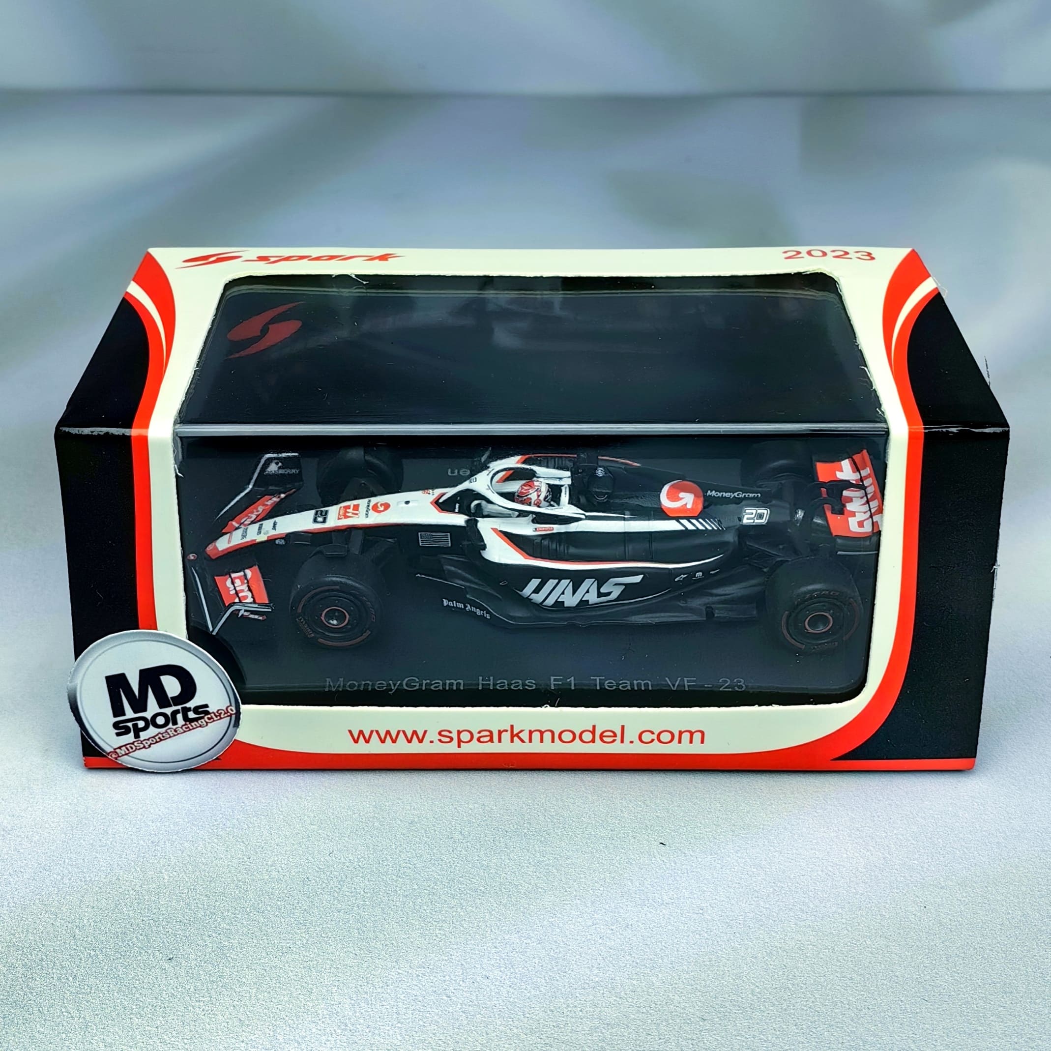 Haas F1 Team VF-23 2023 #20 Kevin Magnussen Caja Acrilica Spark 1:64