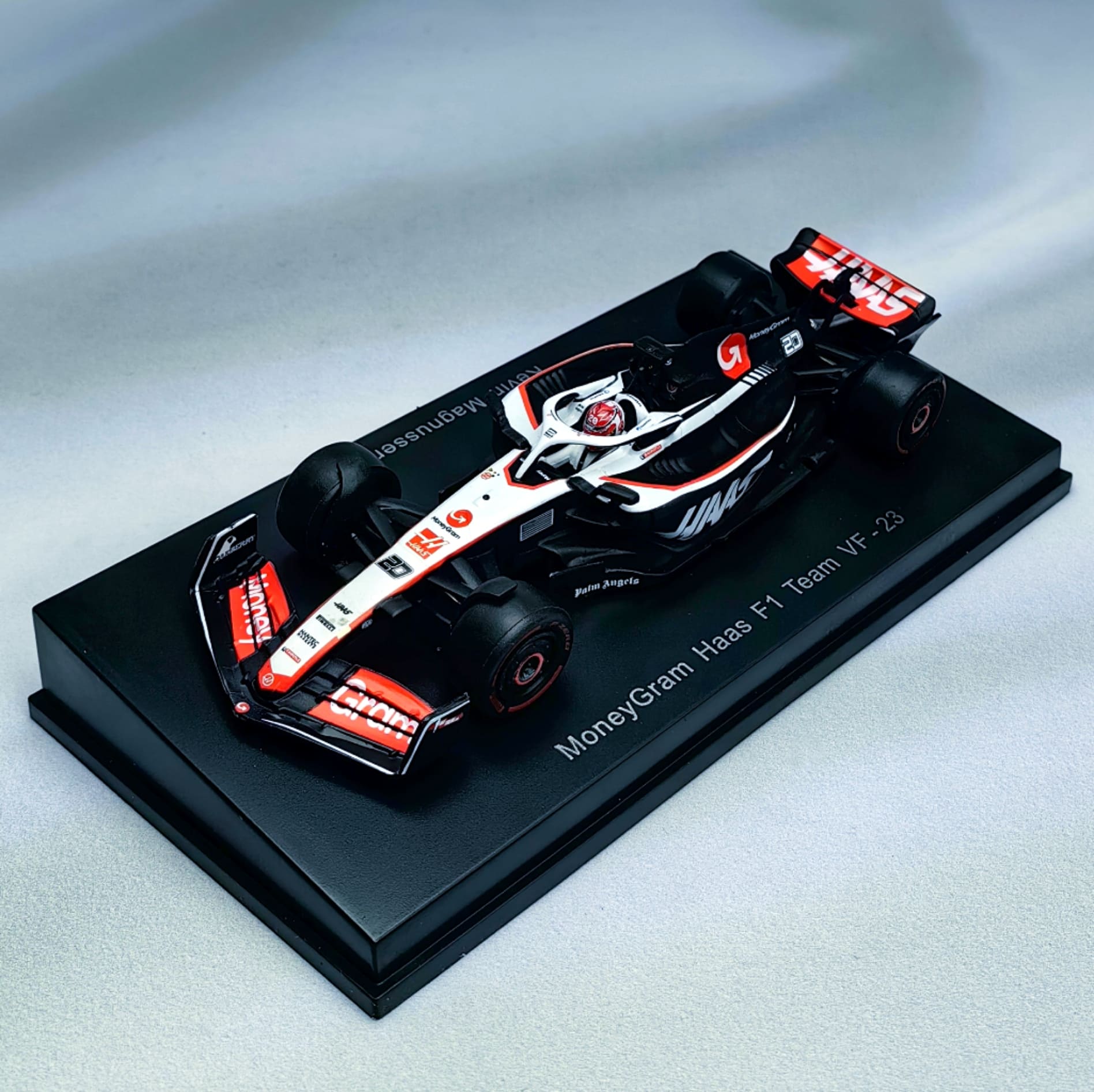 Haas F1 Team VF-23 2023 #20 Kevin Magnussen Caja Acrilica Spark 1:64