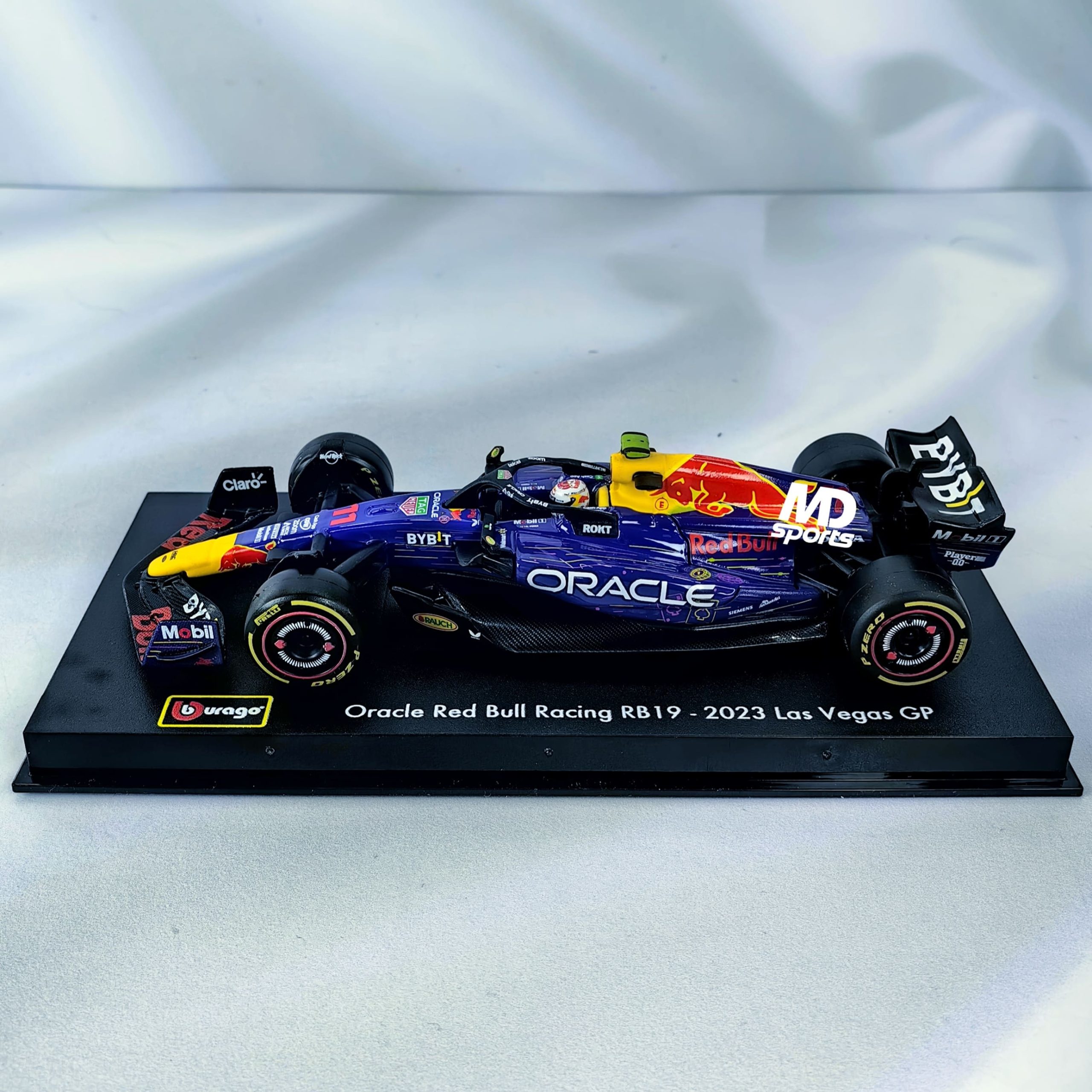 RedBull RB19 GP Las Vegas 2023 #11 Checo Perez Caja Acrilica Burago 1:43 - Imagen 4