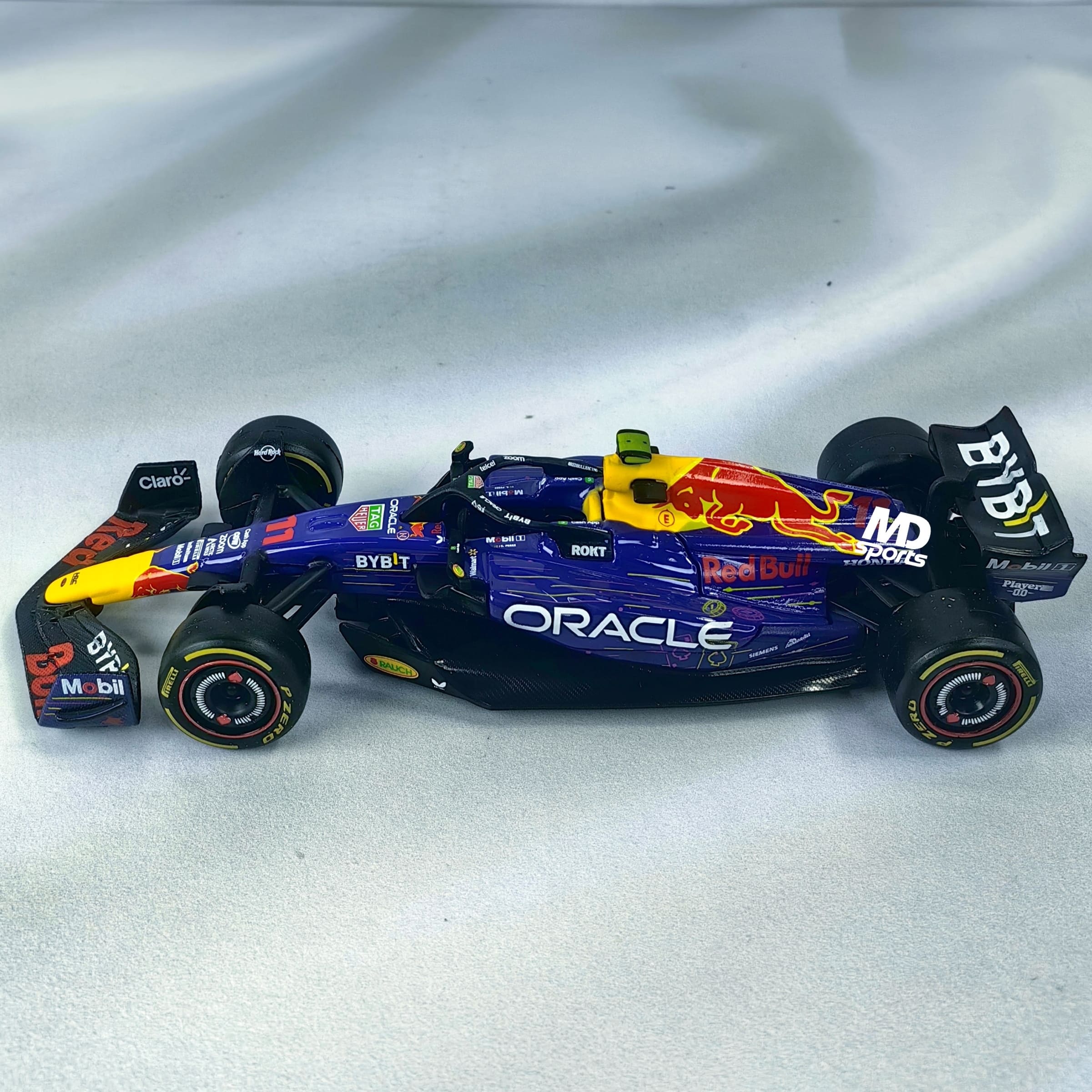 RedBull RB19 Las Vegas GP 2023 #11 Checo Perez Caja Normal Burago 1:43 - Imagen 4