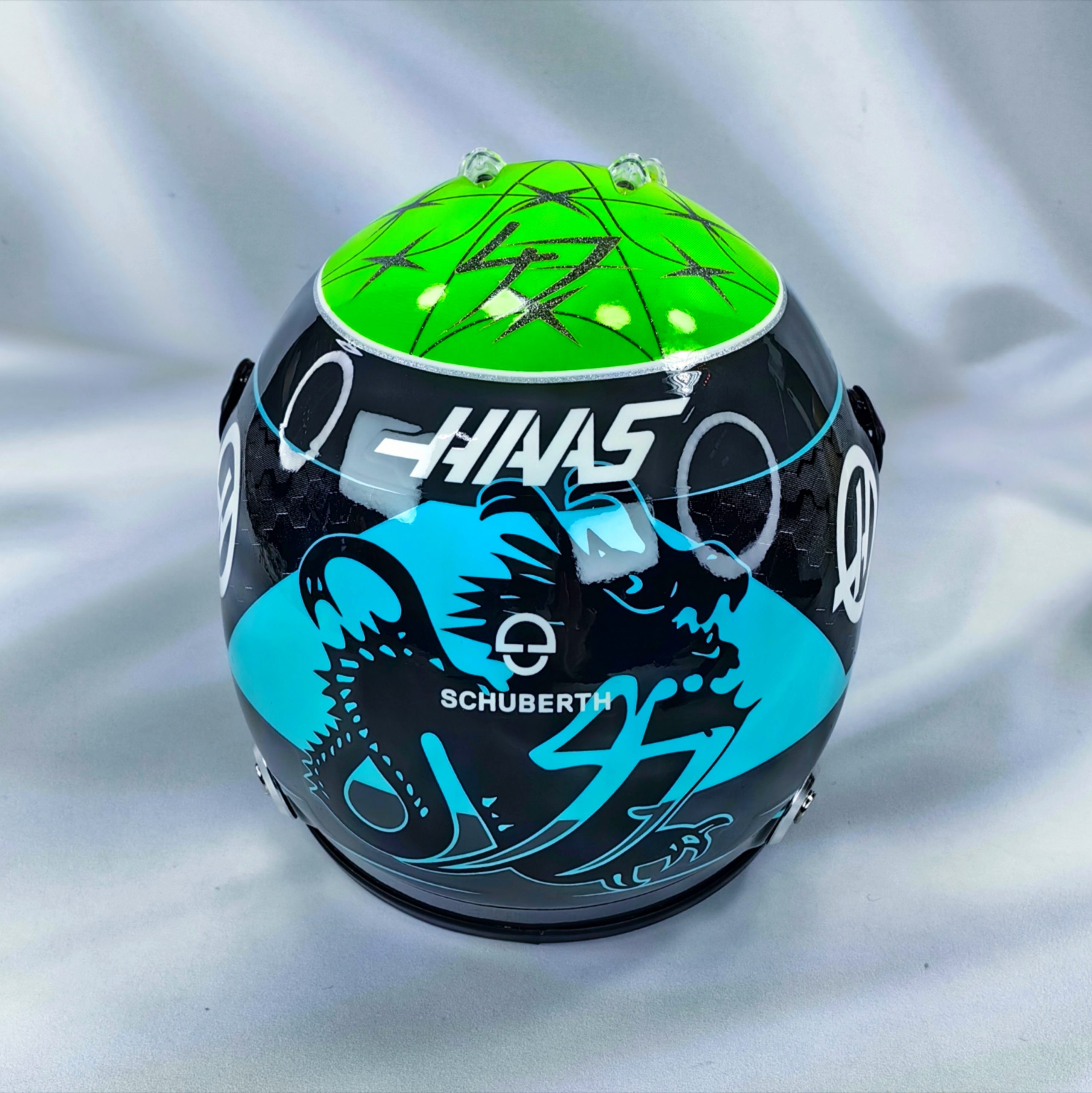 Casco Formula 1 Mick Schumacher 2022 HAAS Schuberth 1:2 - Imagen 3